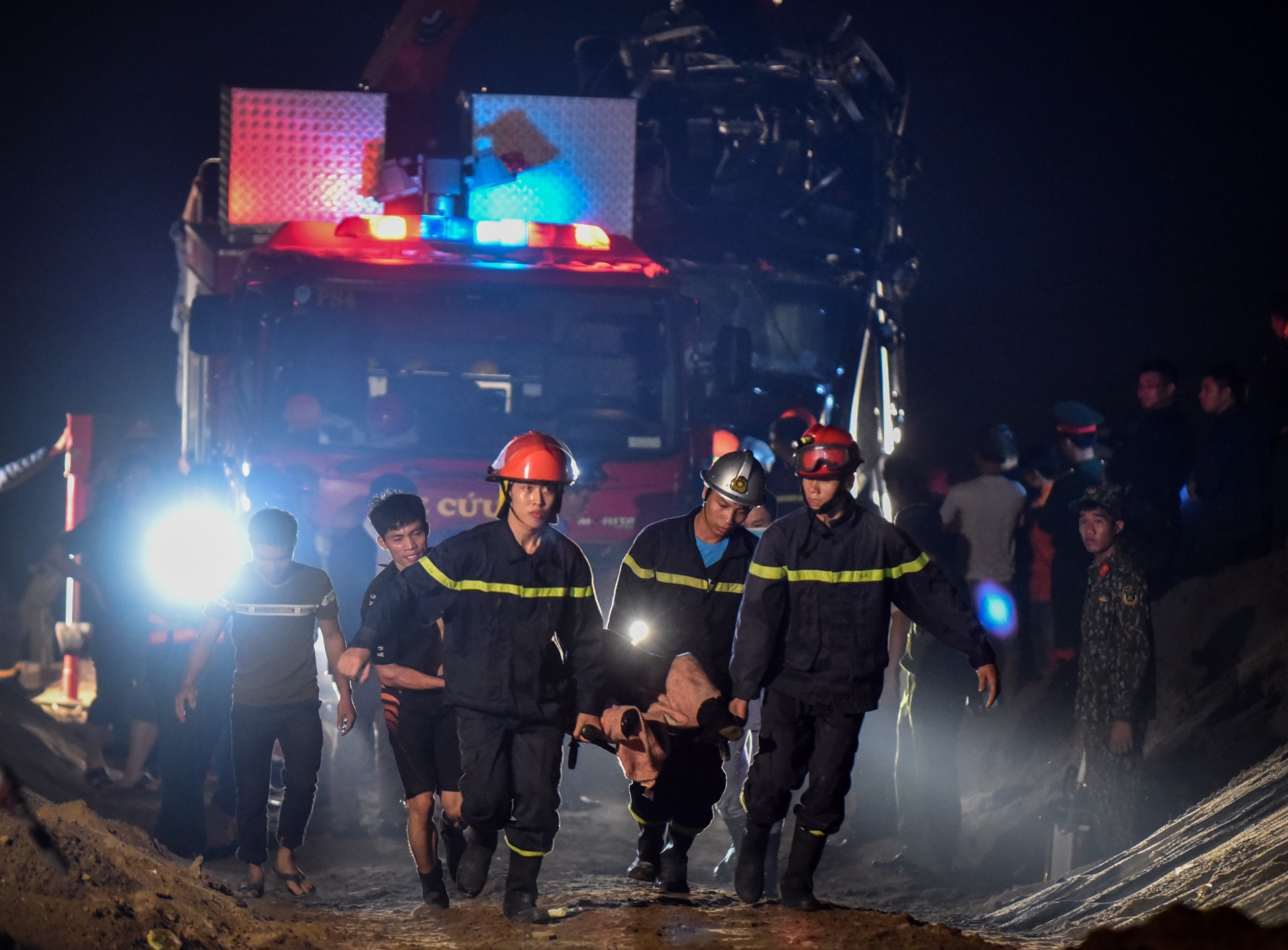 ôtô lao xuống cầu Chương Dương ảnh 6 oto lao xuong cau Chuong Duong anh 6