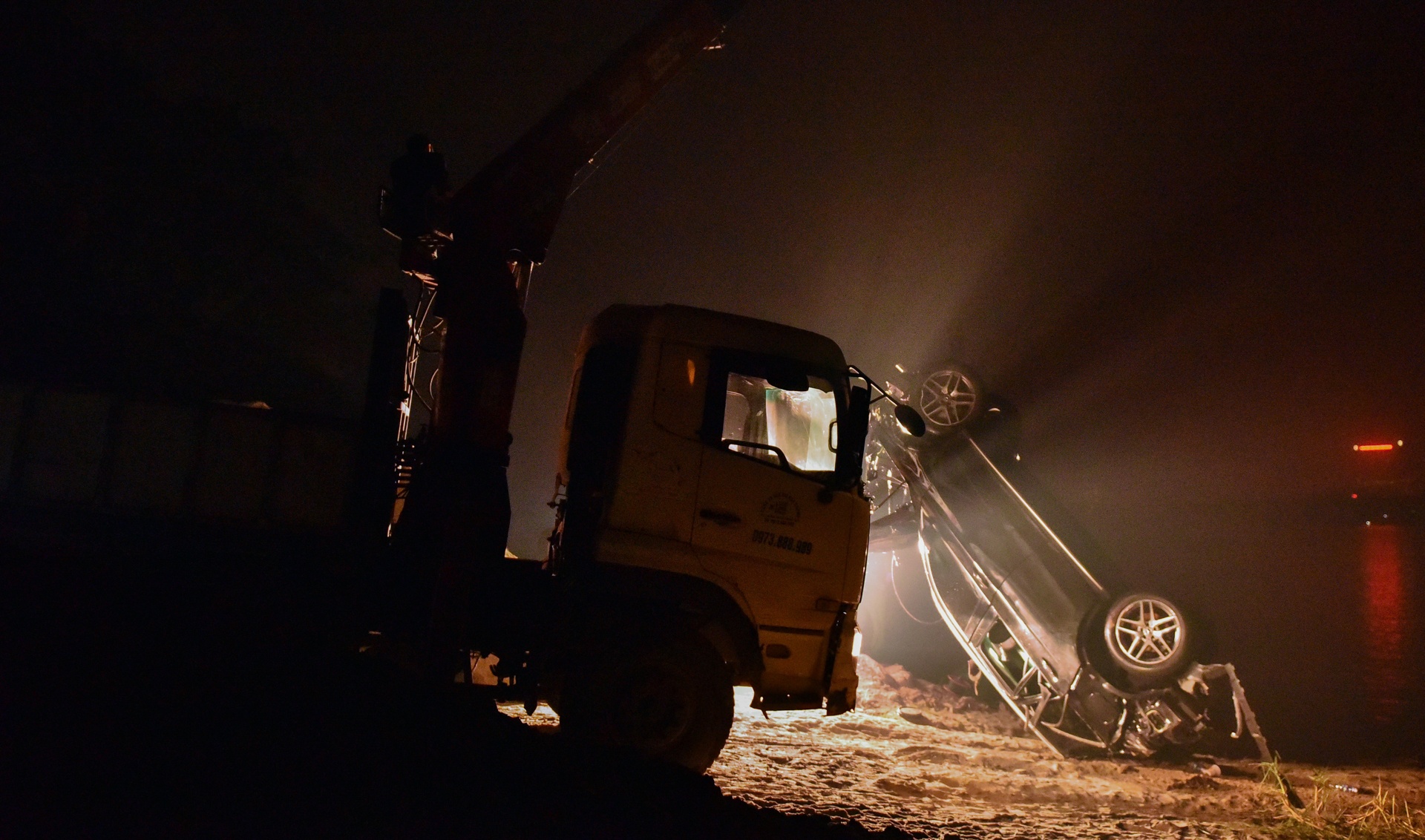 ôtô lao xuống cầu Chương Dương ảnh 8 oto lao xuong cau Chuong Duong anh 8