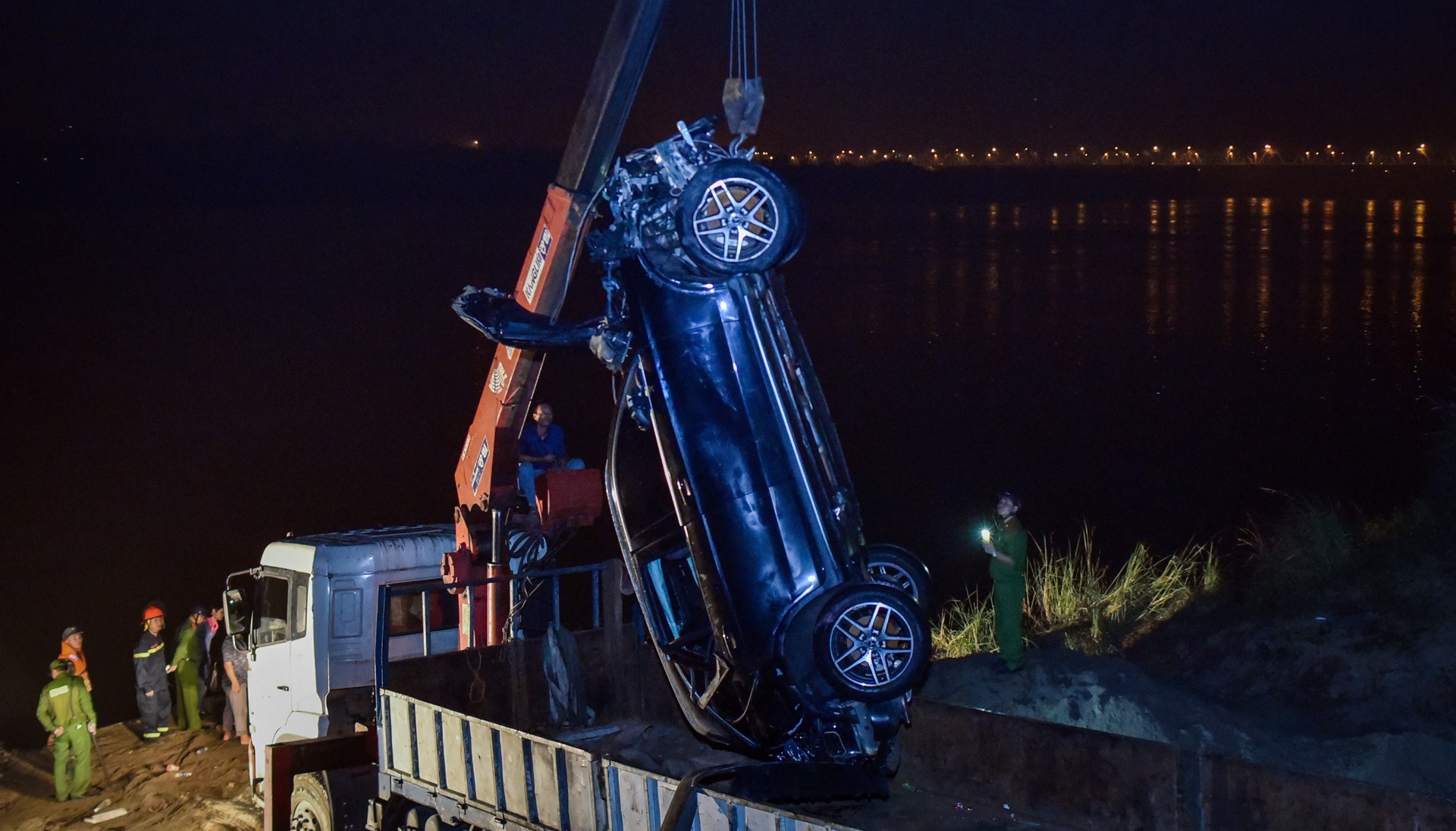 ôtô lao xuống cầu Chương Dương ảnh 9 oto lao xuong cau Chuong Duong anh 9