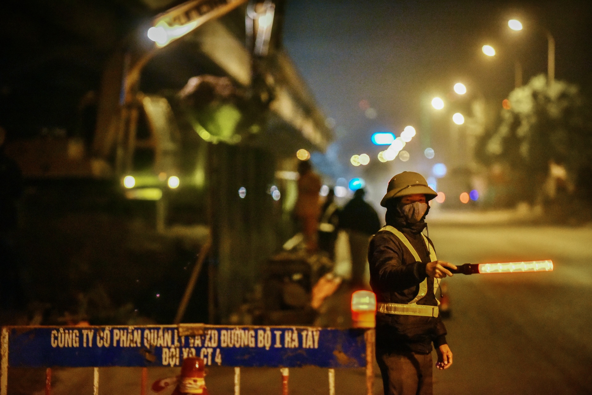 Trang dem rao duong, xen dai phan cach de chong un tac o Ha Noi hinh anh