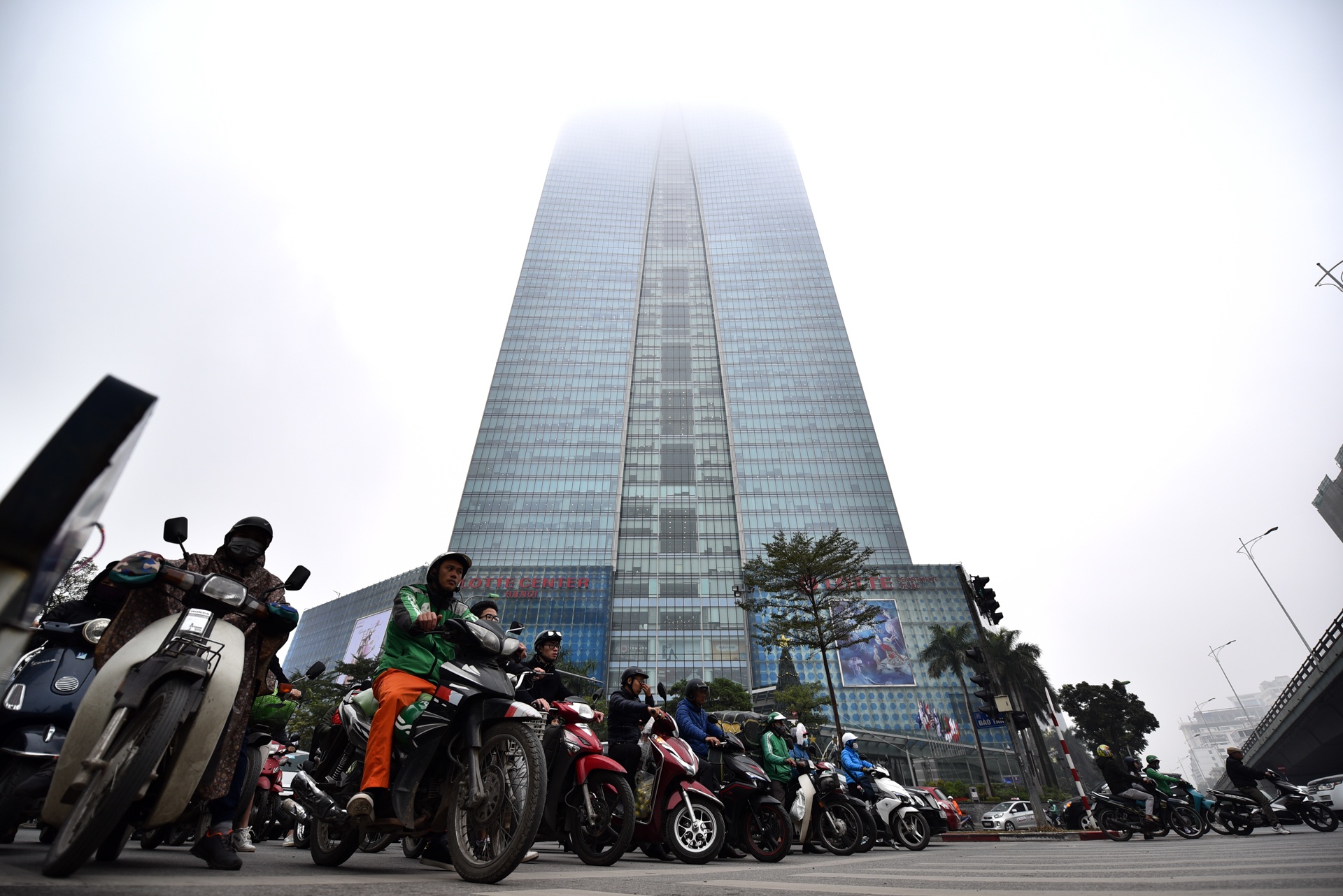 Ha Noi chim trong suong mu day dac tu sang den trua hinh anh