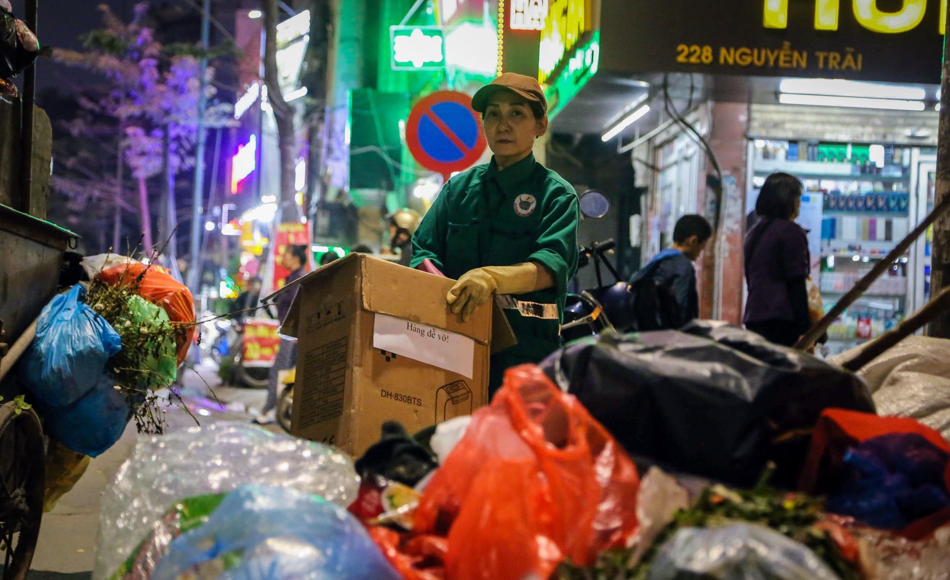 rac thai tran ngap pho thu do anh 5