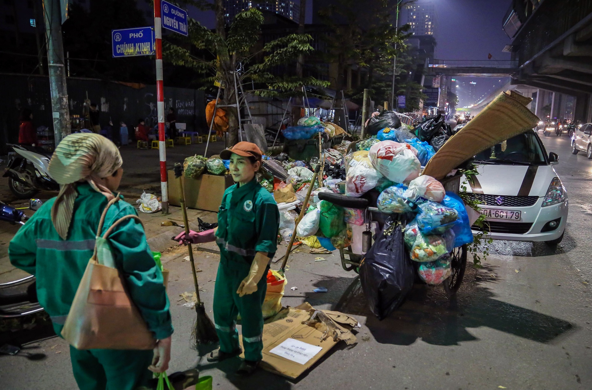 rac thai tran ngap pho thu do anh 6