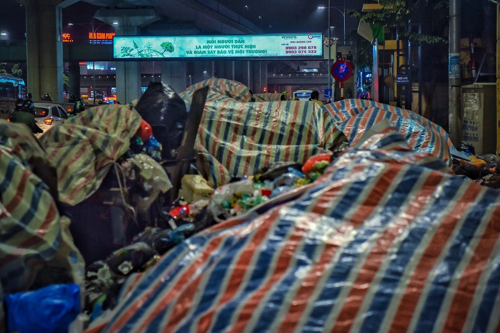 rac thai tran ngap pho thu do anh 9