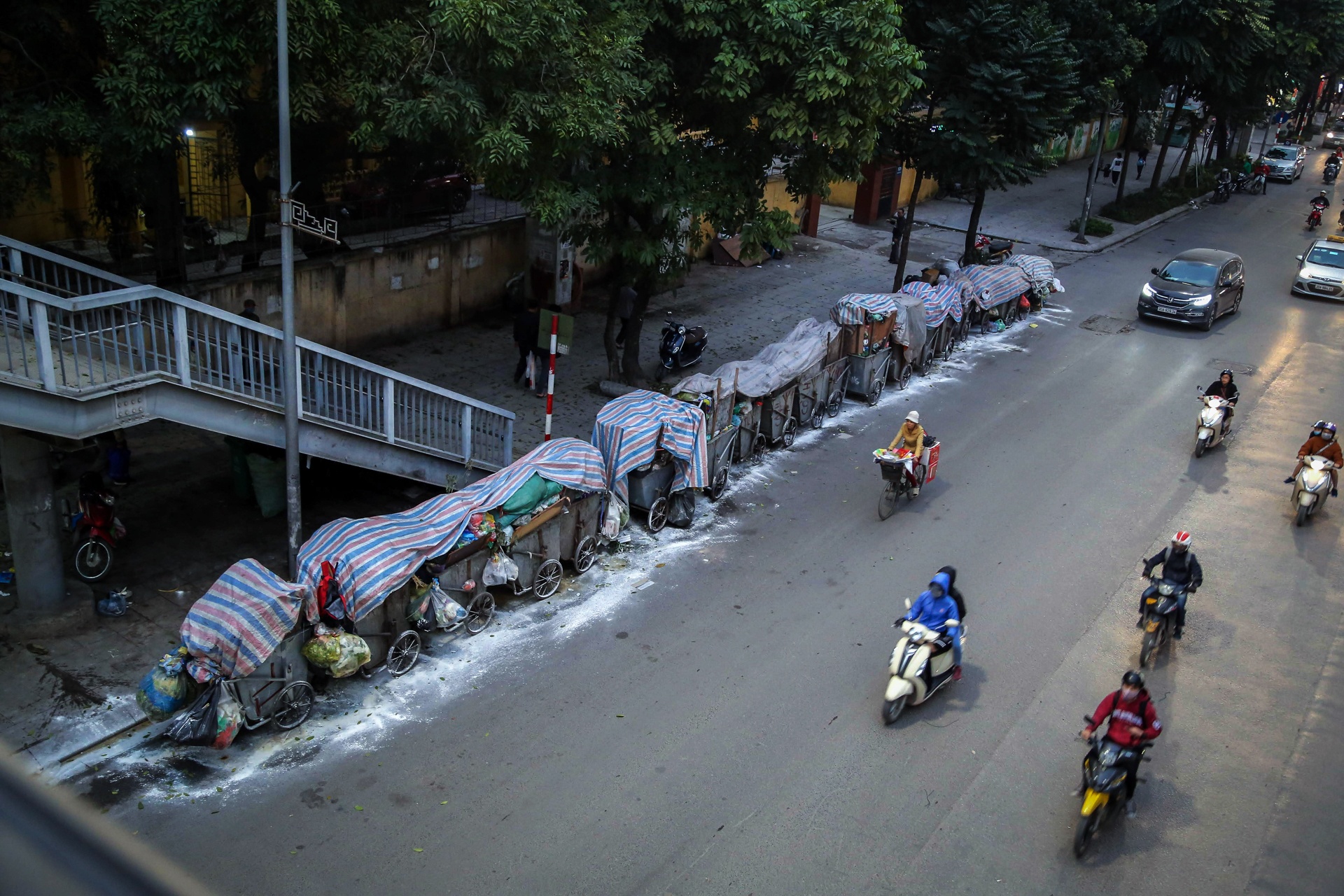 rac thai tran ngap pho thu do anh 10