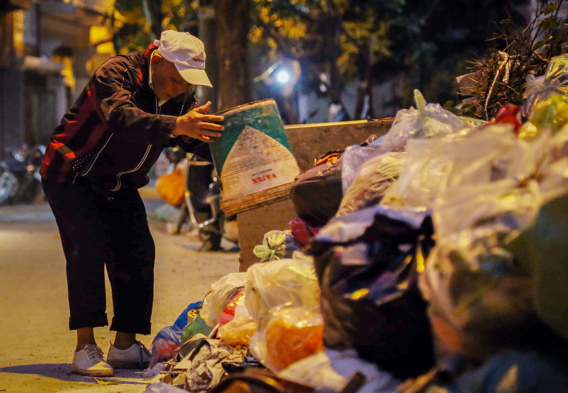 rac thai tran ngap pho thu do anh 2