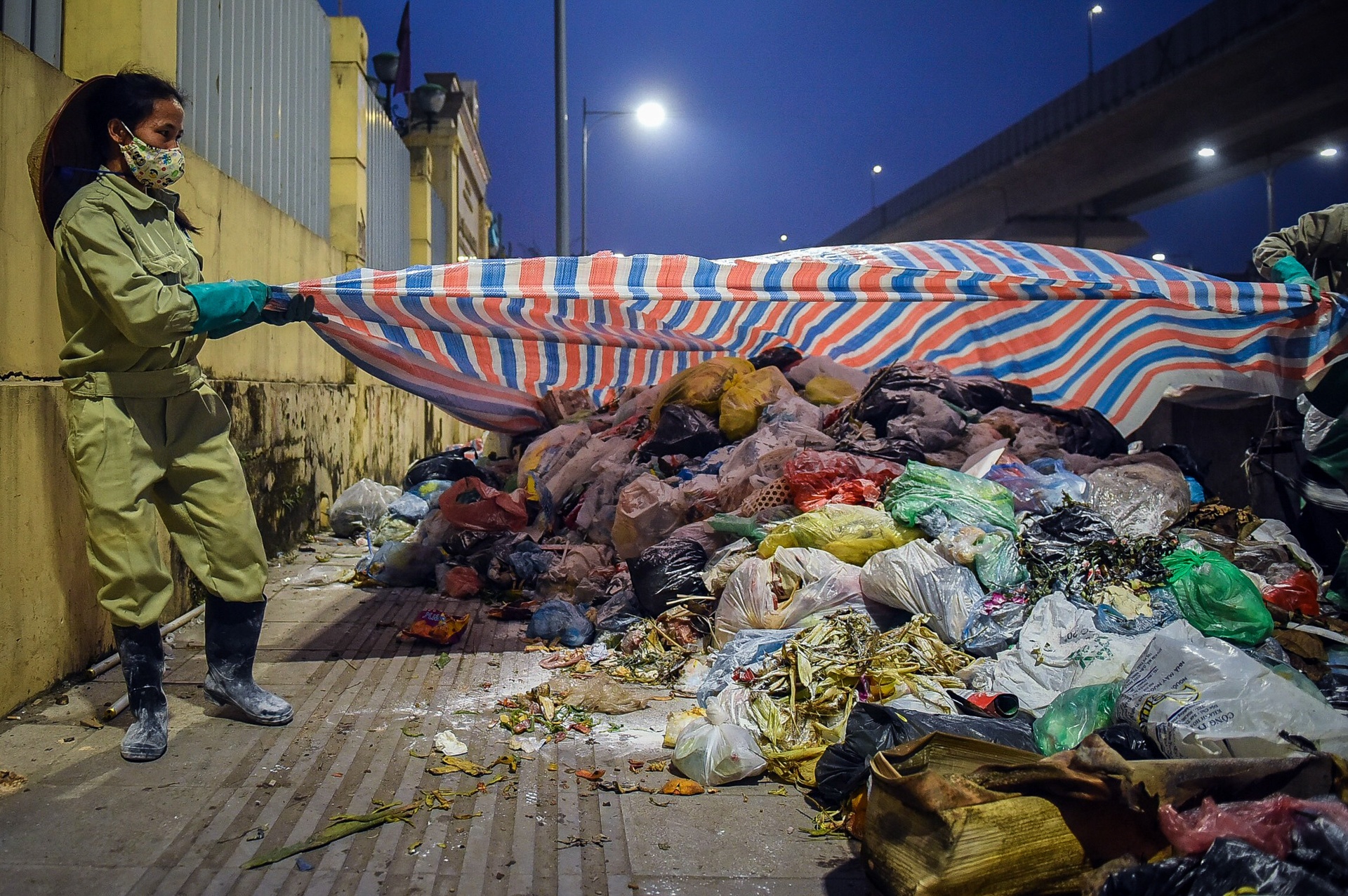 rac thai tran ngap pho thu do anh 7