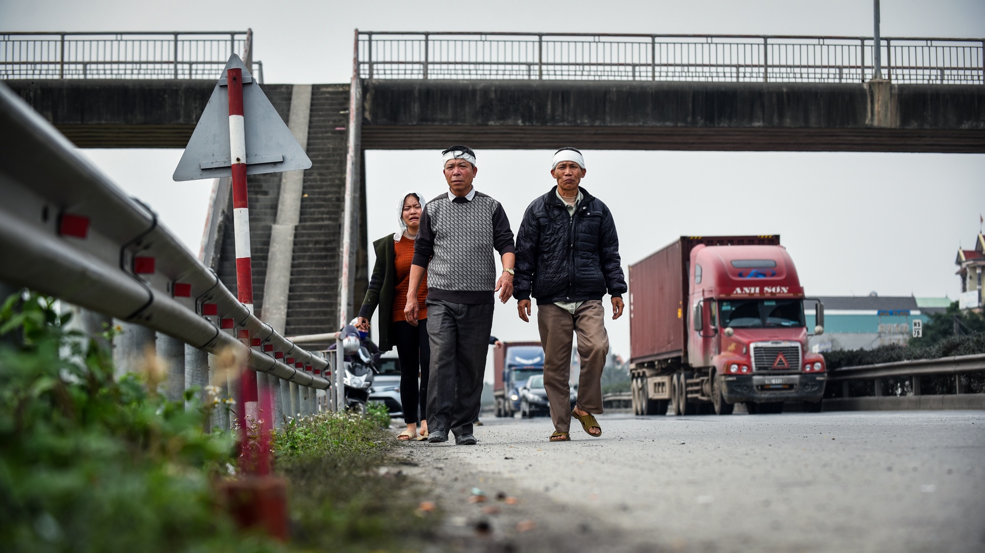 Nguoi than khoc ngat ben hien truong vu tai nan tham khoc o QL5 hinh anh