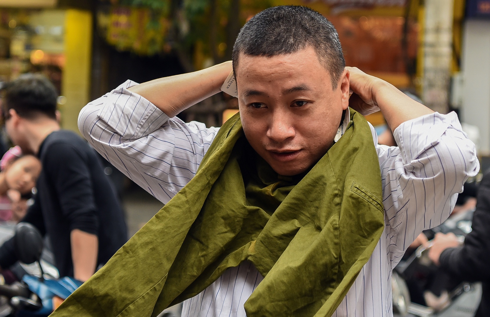 Do hieu giam gia, khach chen nhau mac thu tren via he hinh anh