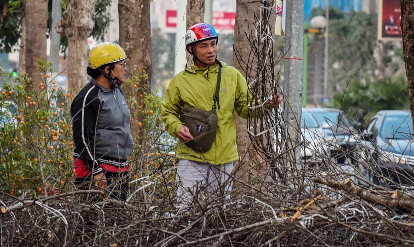 Dao quat vut ngap pho, nguoi dan thoai mai nhat ve choi Tet hinh anh