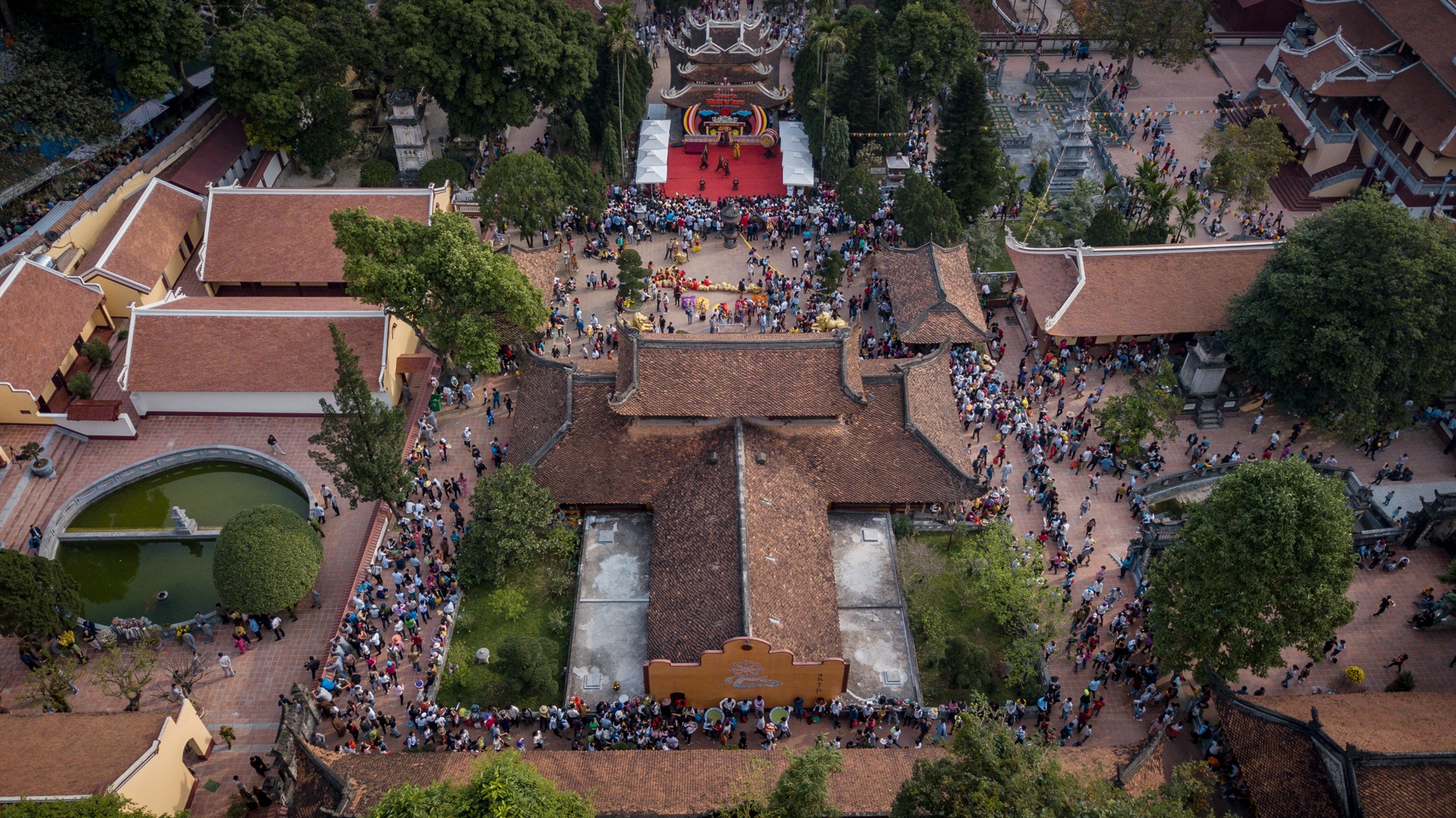 chen nhau khai hoi chua huong anh 1