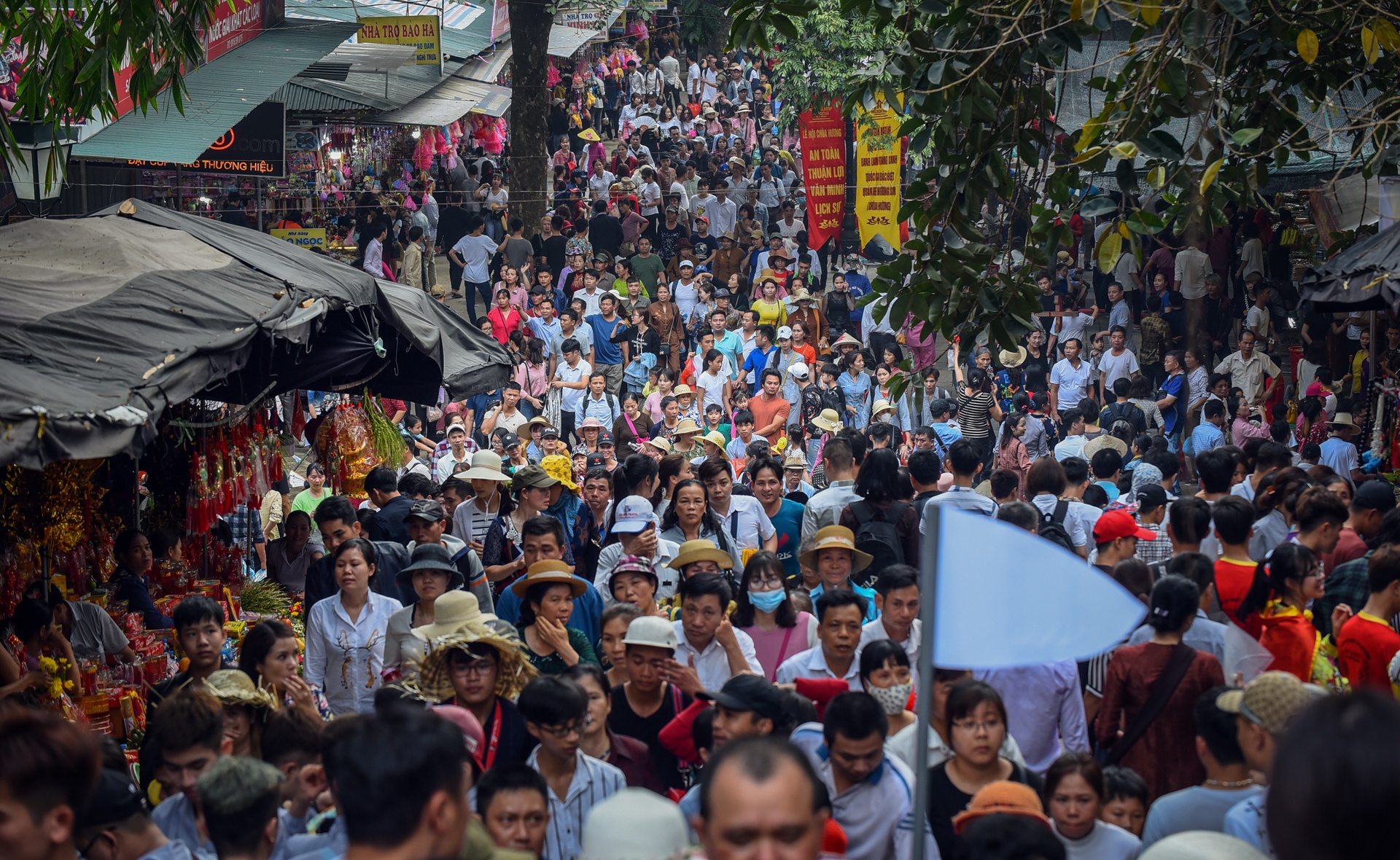 chen nhau khai hoi chua huong anh 2
