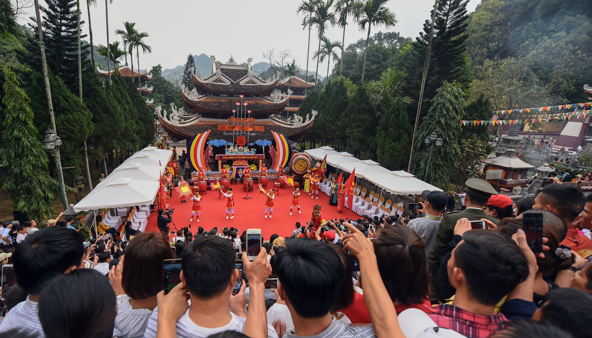 chen nhau khai hoi chua huong anh 3
