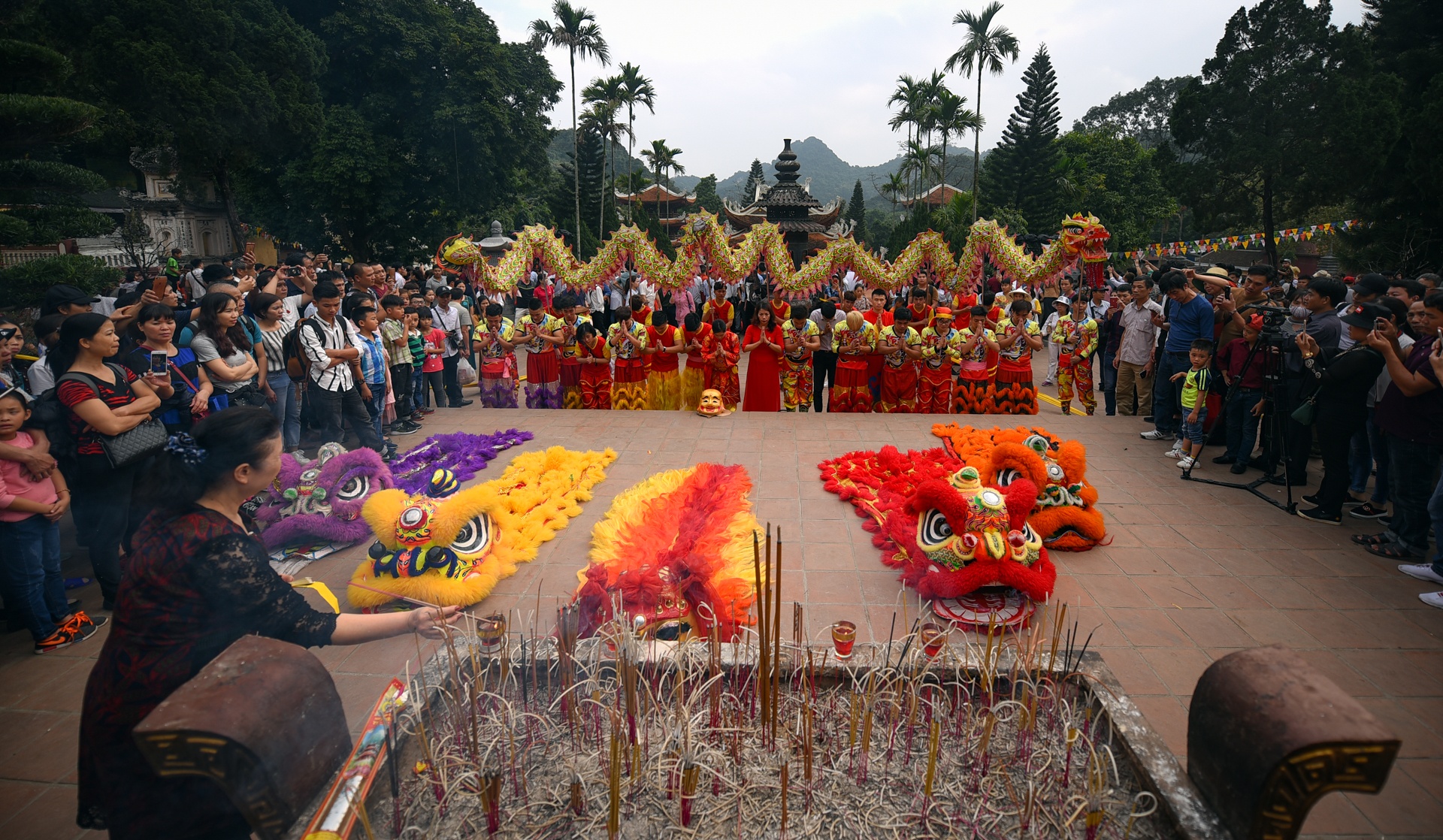 chen nhau khai hoi chua huong anh 4