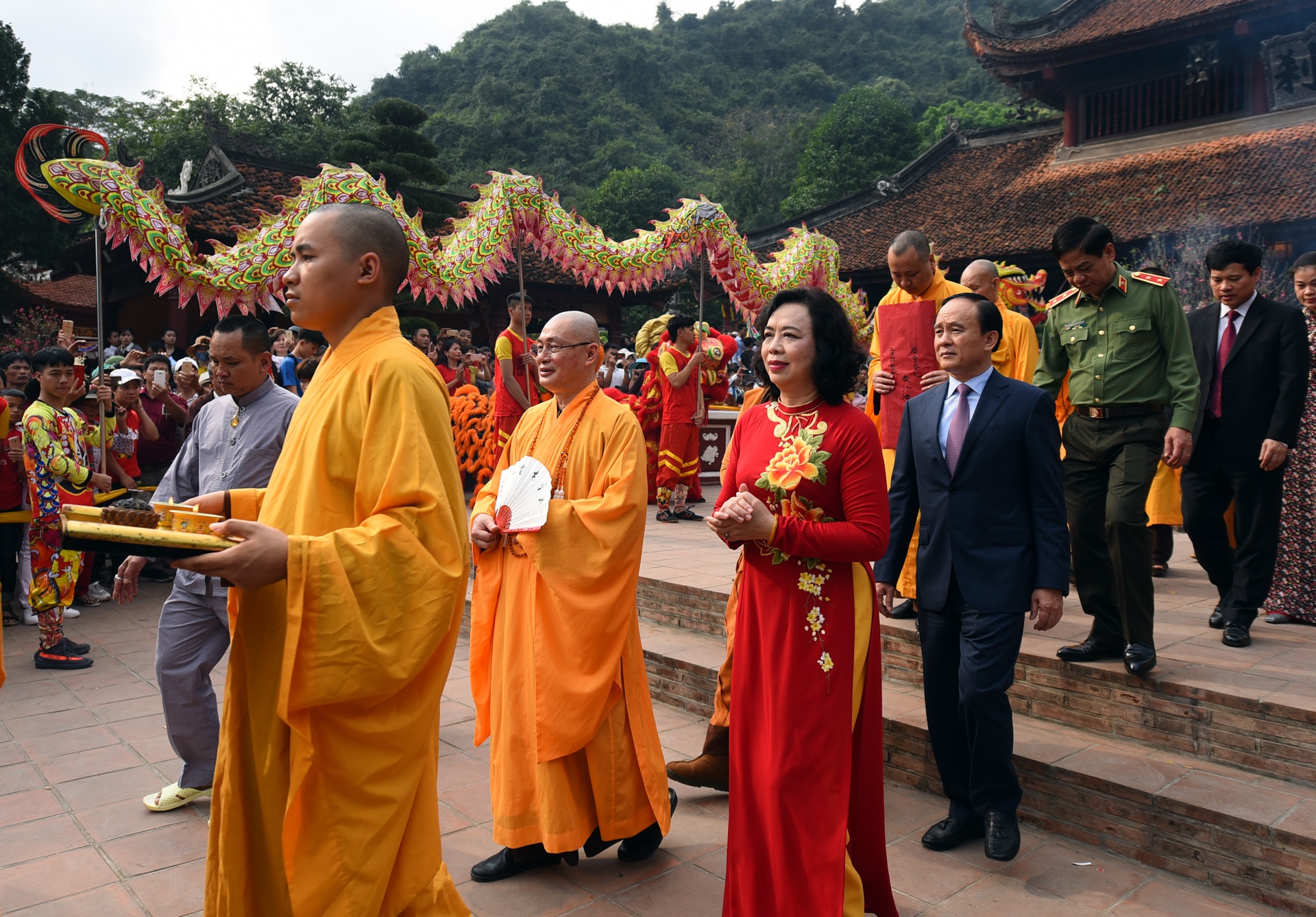 chen nhau khai hoi chua huong anh 5