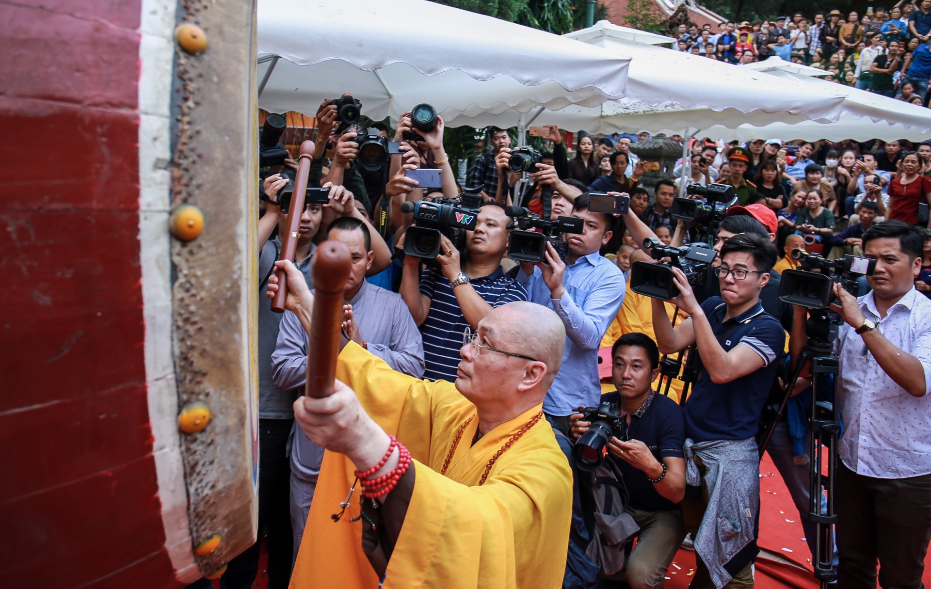 chen nhau khai hoi chua huong anh 6