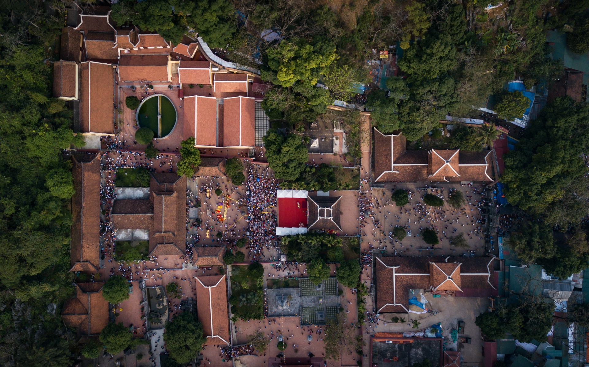 chen nhau khai hoi chua huong anh 7
