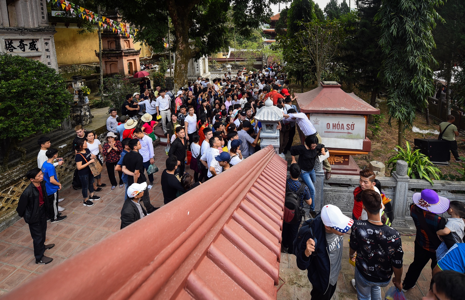 chen nhau khai hoi chua huong anh 8