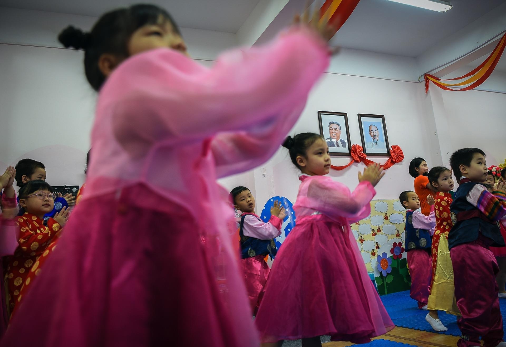 Ngoi truong co lop hoc mang ten Kim Nhat Thanh, Kim Jong Il o Ha Noi hinh anh