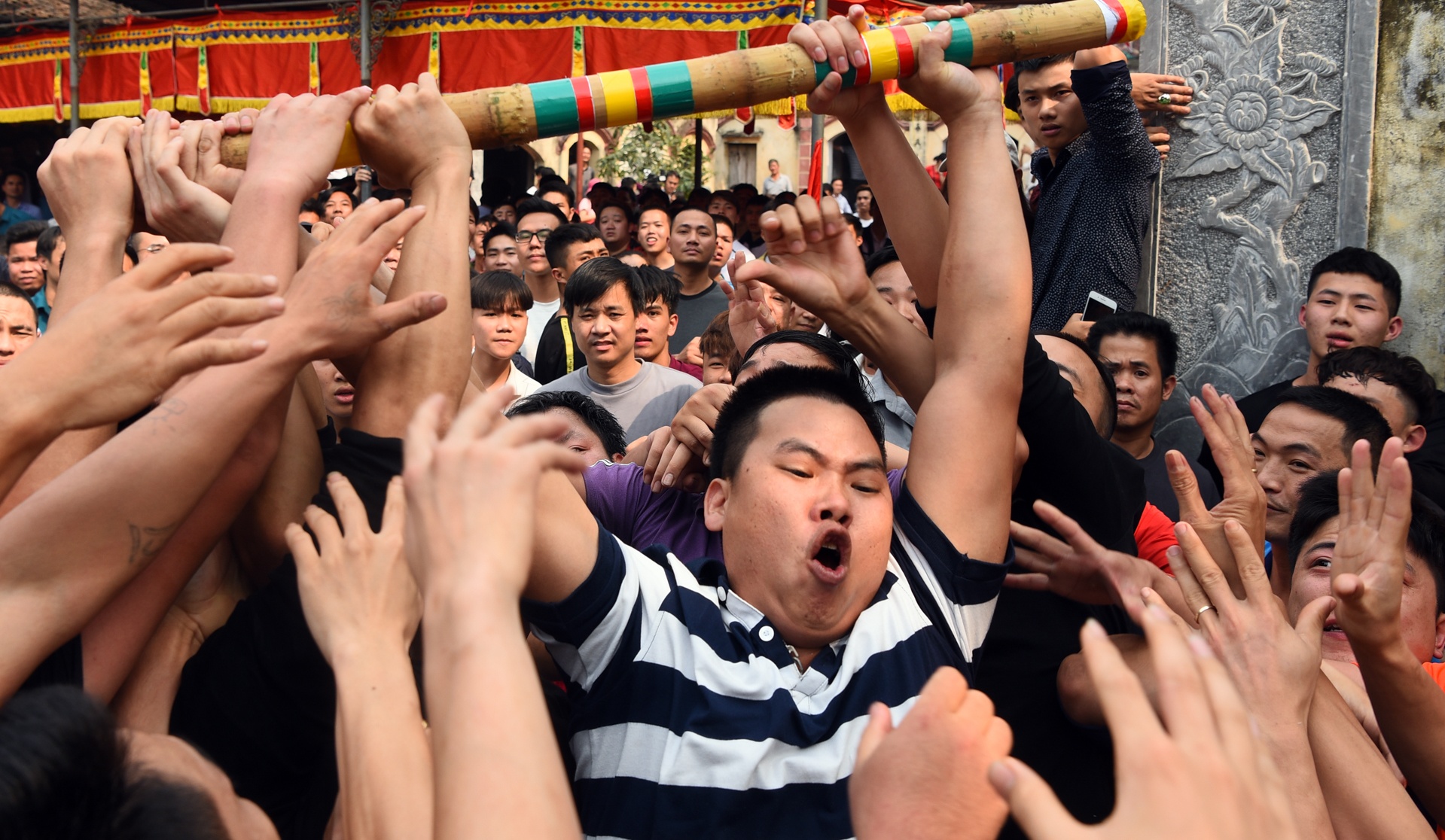 Danh nhau tui bui trong le hoi giat cay bong hinh anh