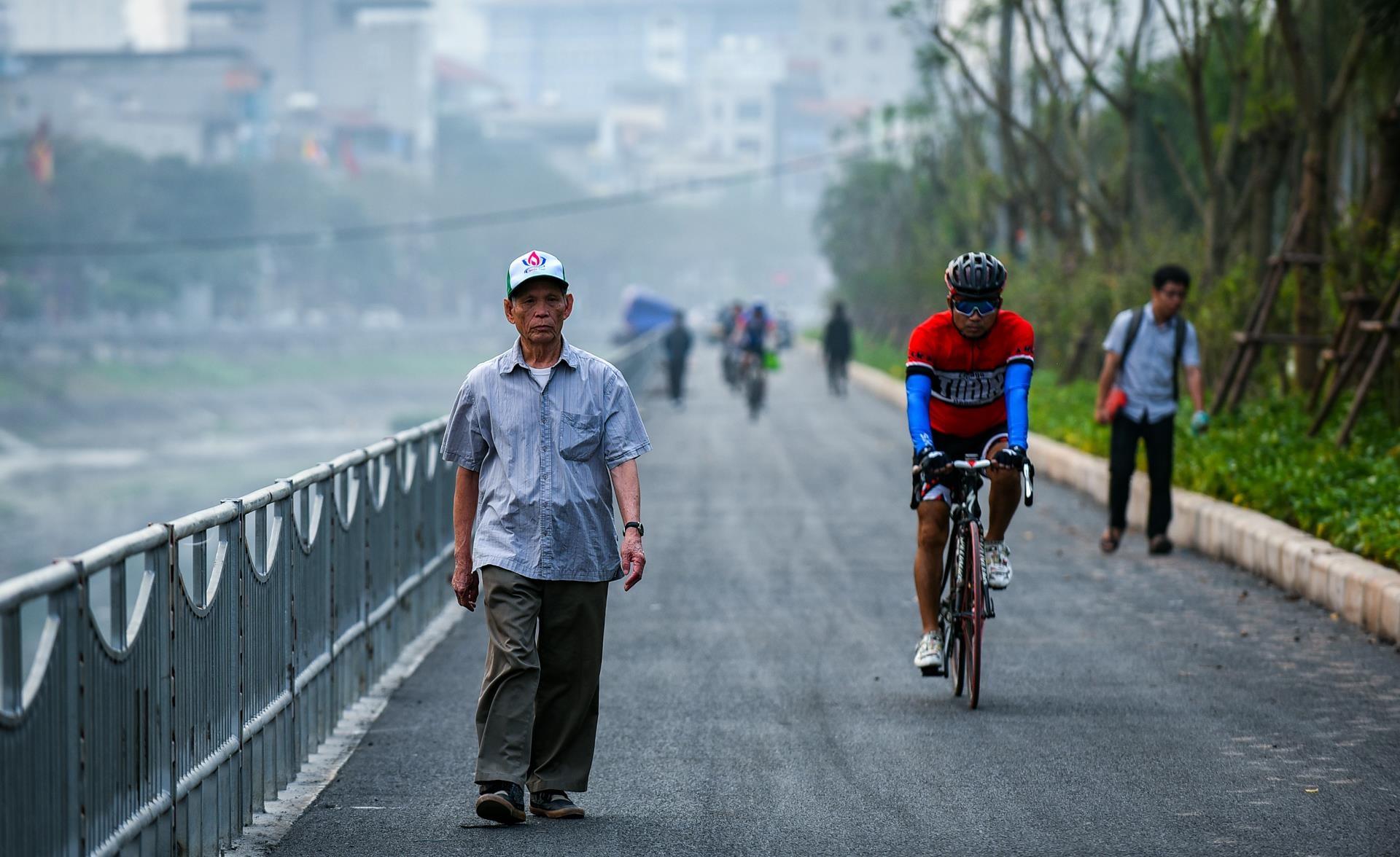 Tuyen duong di bo doc song dai nhat Ha Noi hinh anh