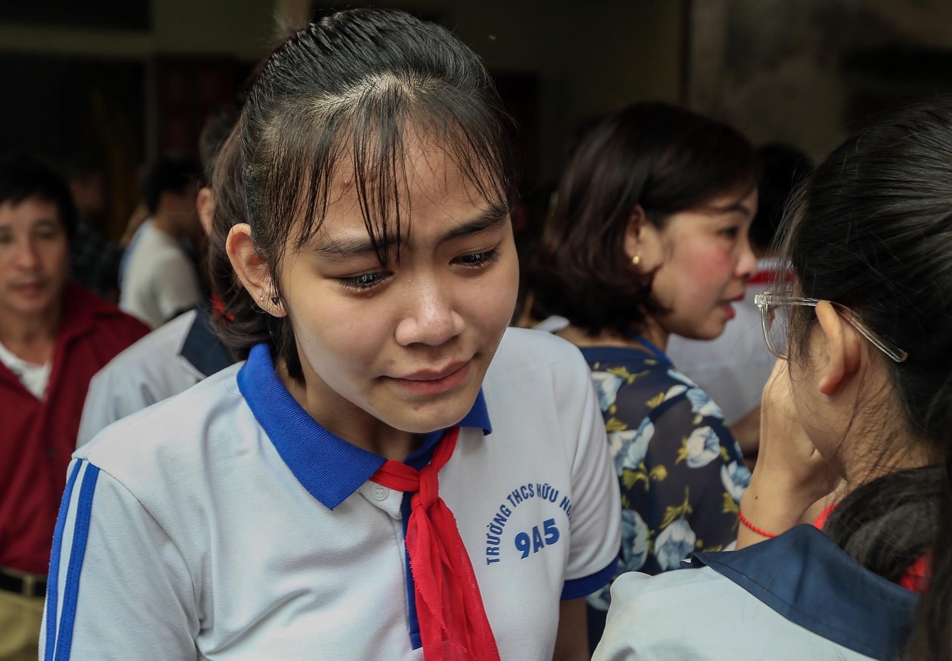 Khan quang do dam nuoc mat o dai tang 8 hoc sinh duoi nuoc hinh anh