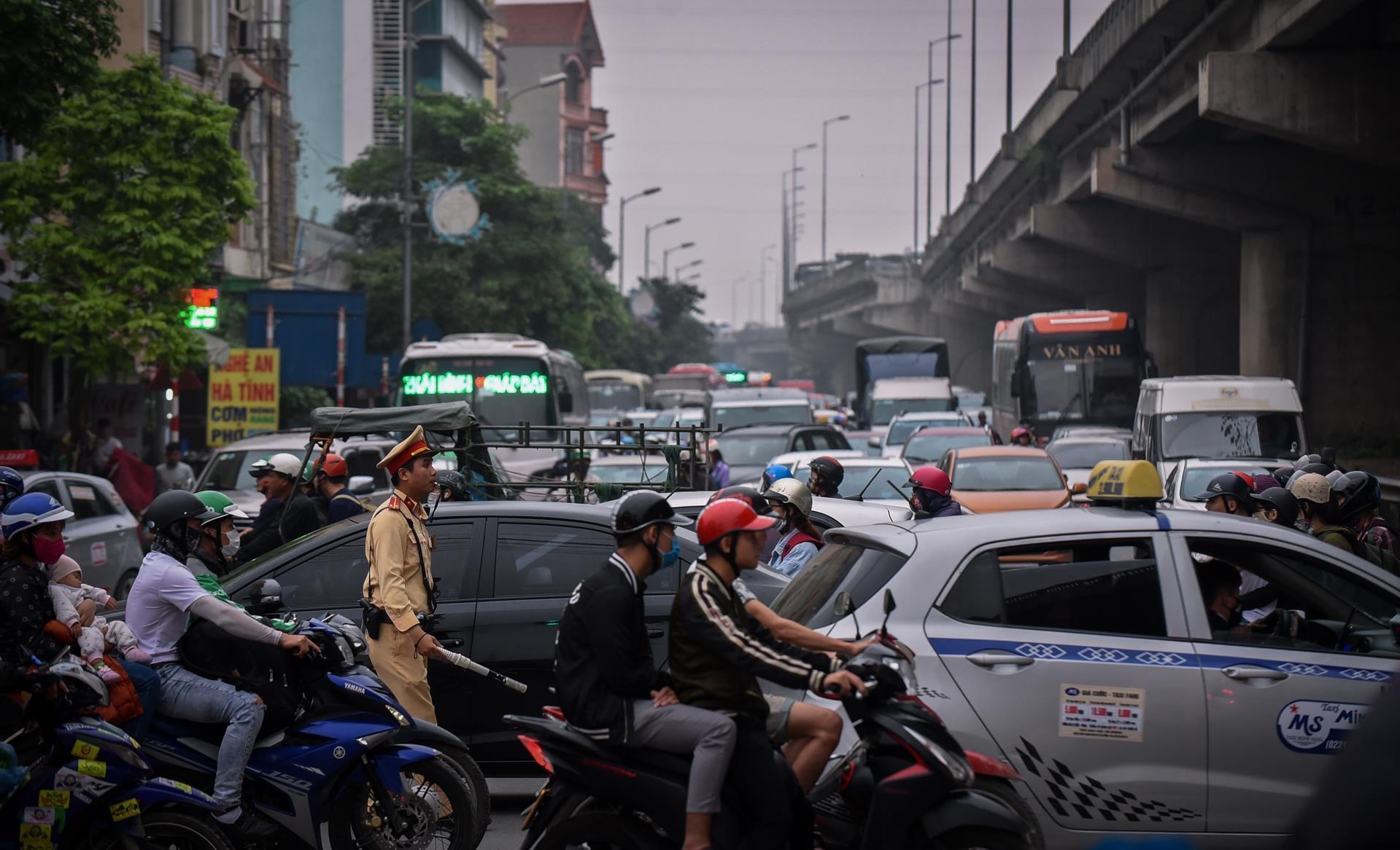 Nguoi dan doi mua tro lai thanh pho, giao thong un tac keo dai hinh anh