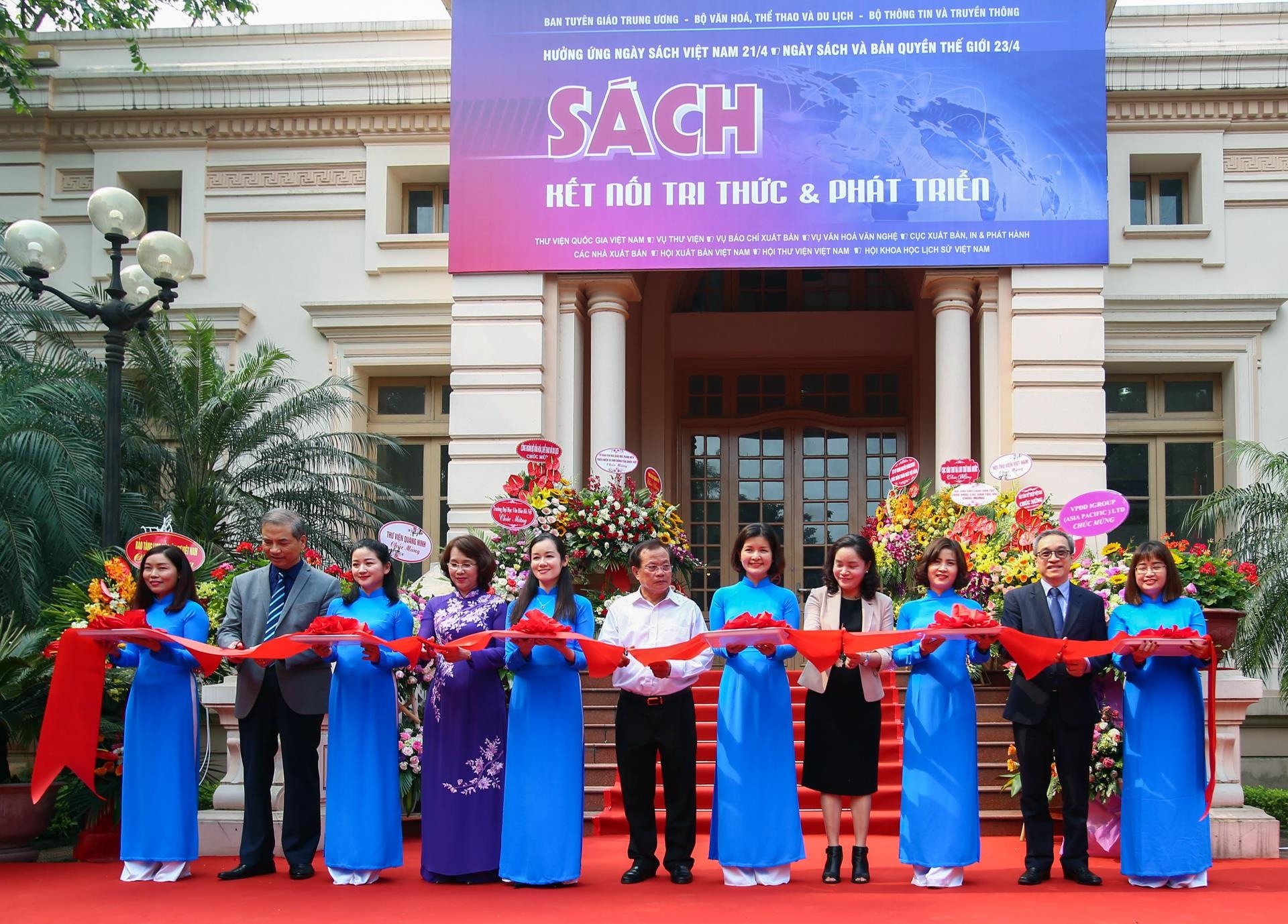 doc gia doi nang ngay sach viet nam anh 8