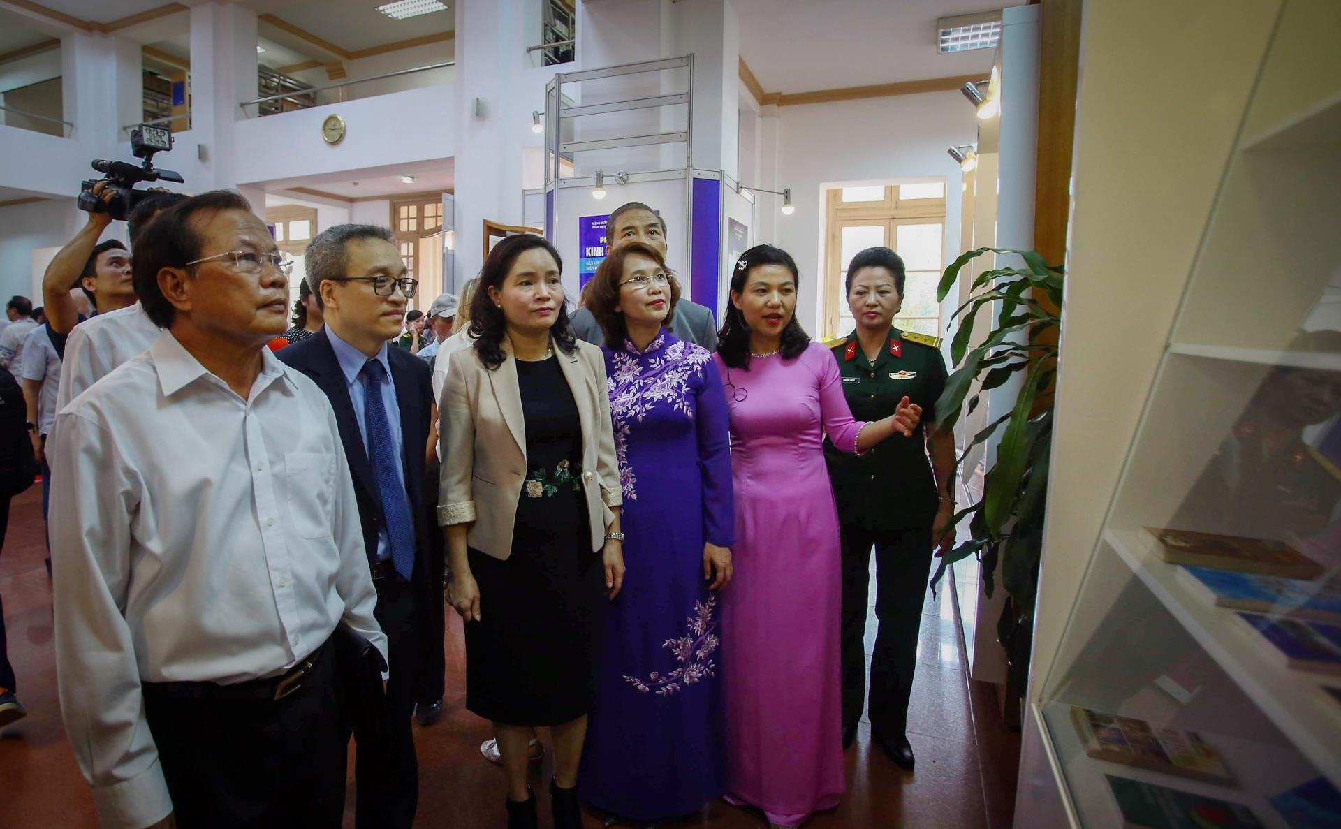 doc gia doi nang ngay sach viet nam anh 9