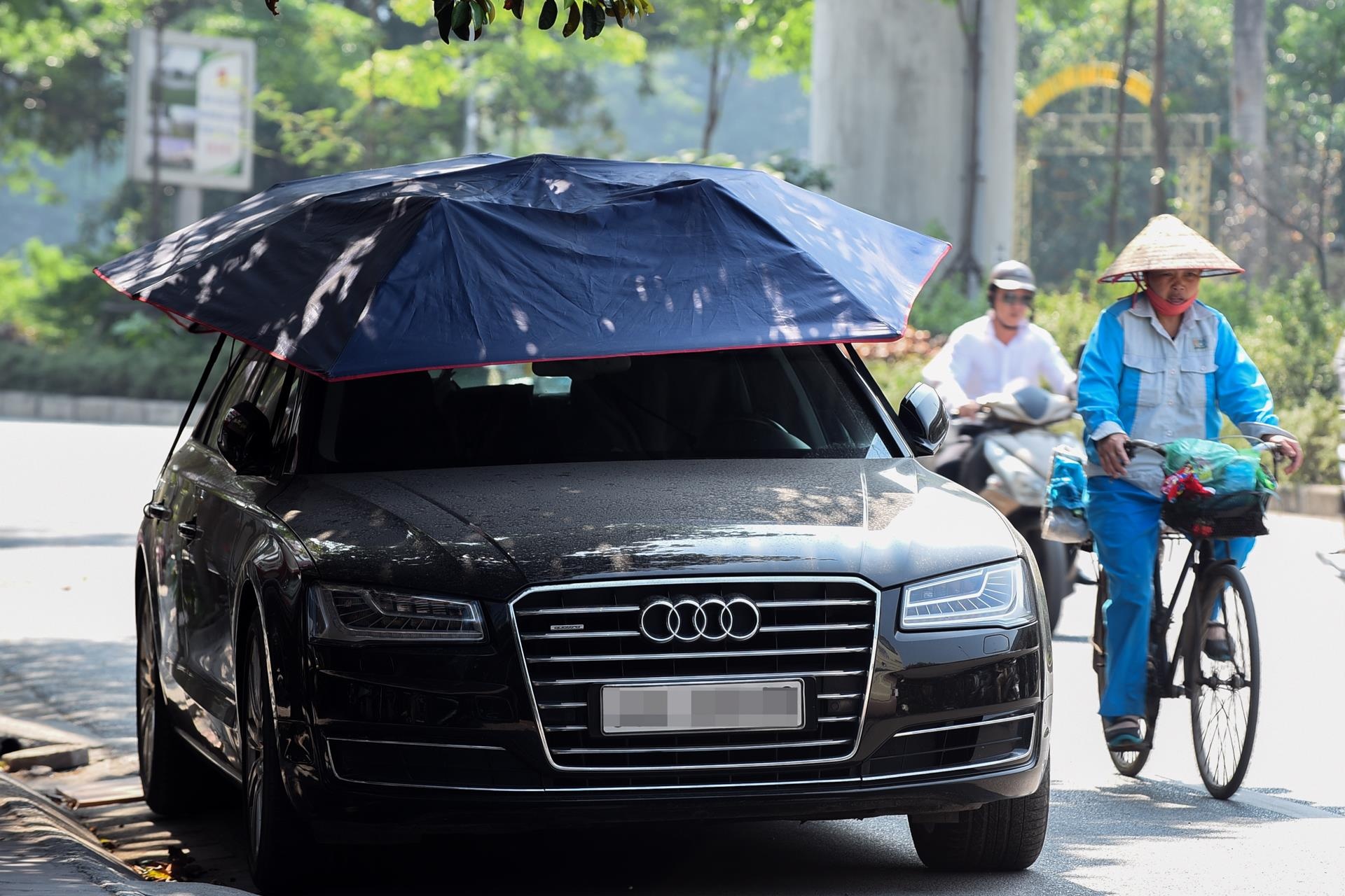 Xe Audi doi o che nang giua trua nong tren 40 do C hinh anh