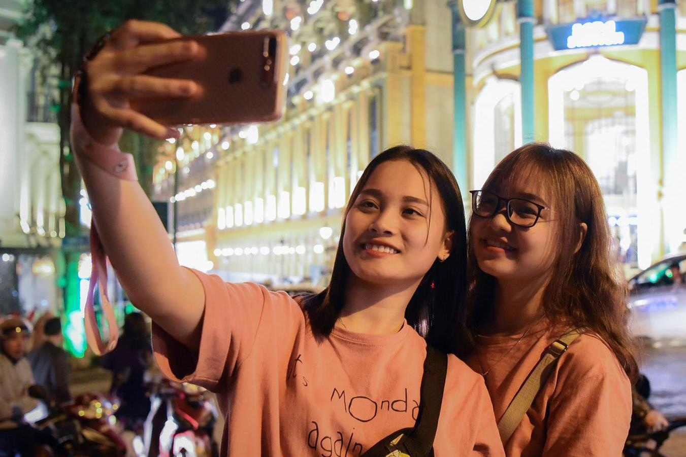 Sa Pa dong nghet khach du lich luc nua dem hinh anh