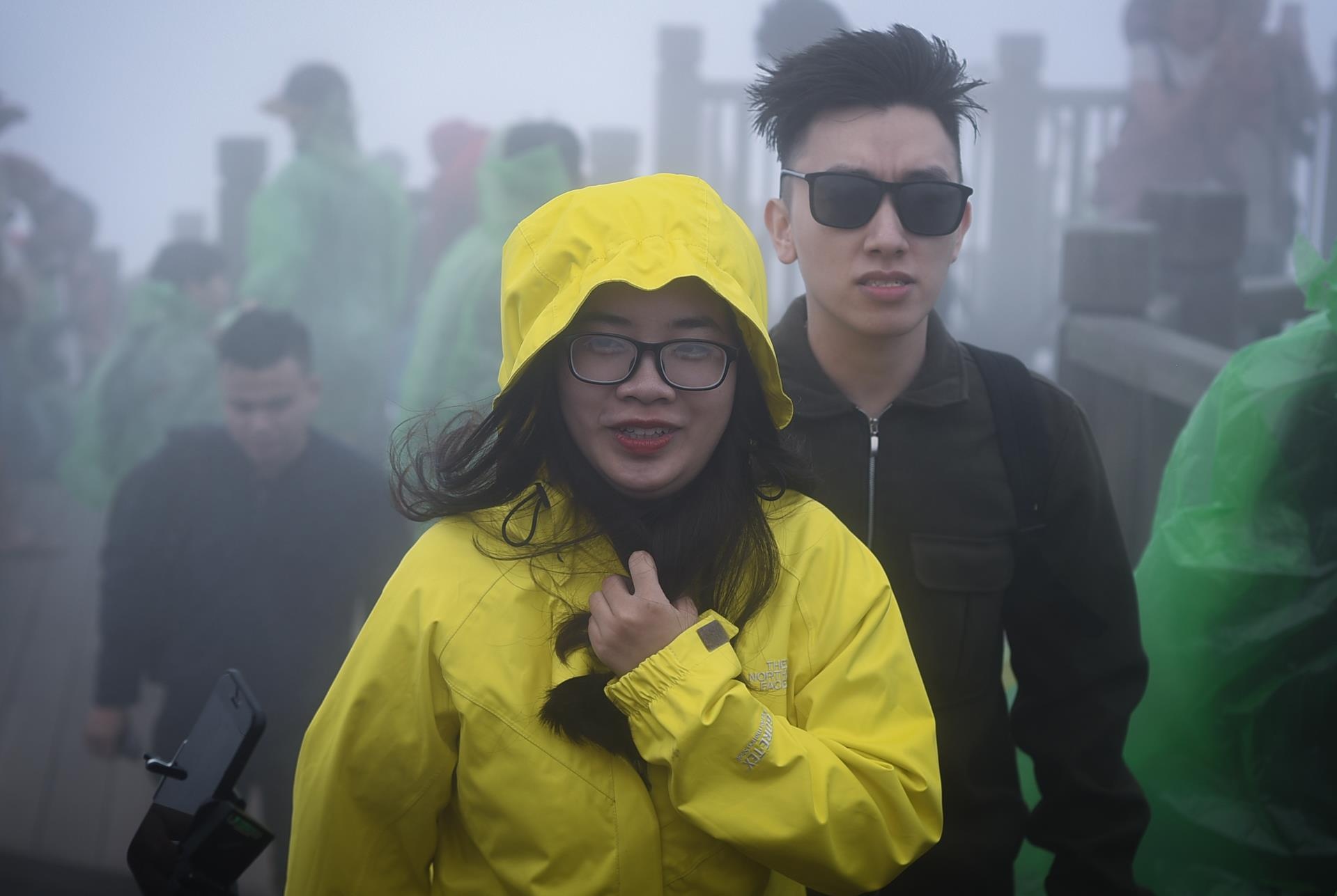 Du khach tan huong gia lanh 13 do C giua ky nghi le o Sa Pa hinh anh