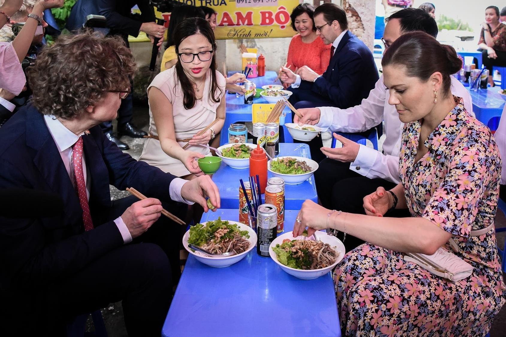 Cong chua Thuy Dien ghe quan via he Ha Noi an bun bo Nam Bo hinh anh