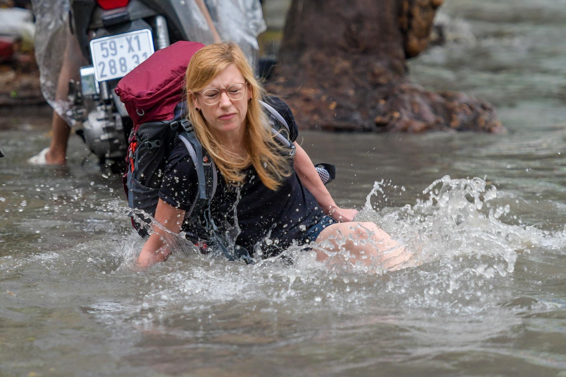 Khach Tay nga song soai o khu nha giau Sai Gon hinh anh