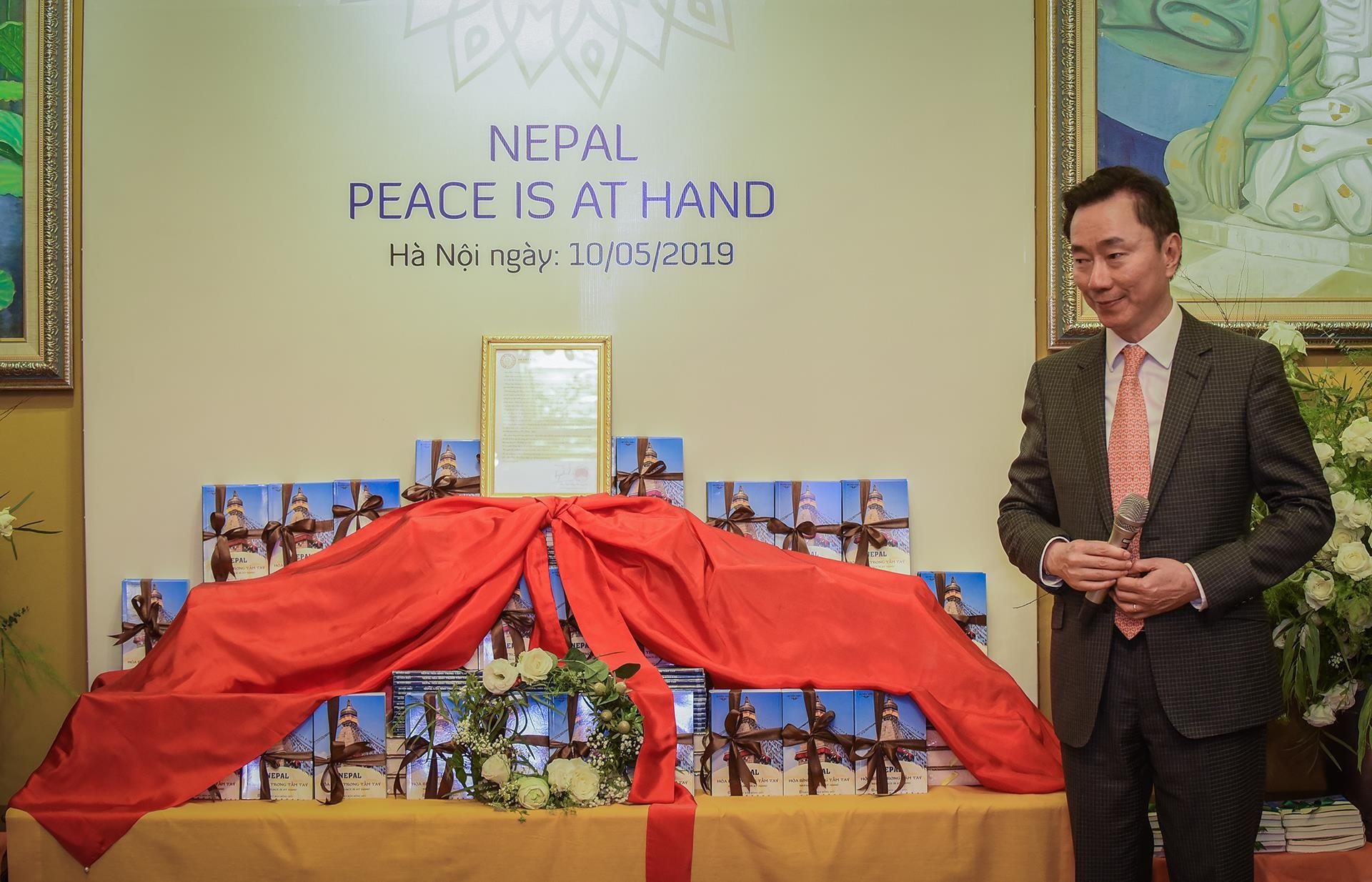 thu tuong nepal du le ra mat sach anh 2