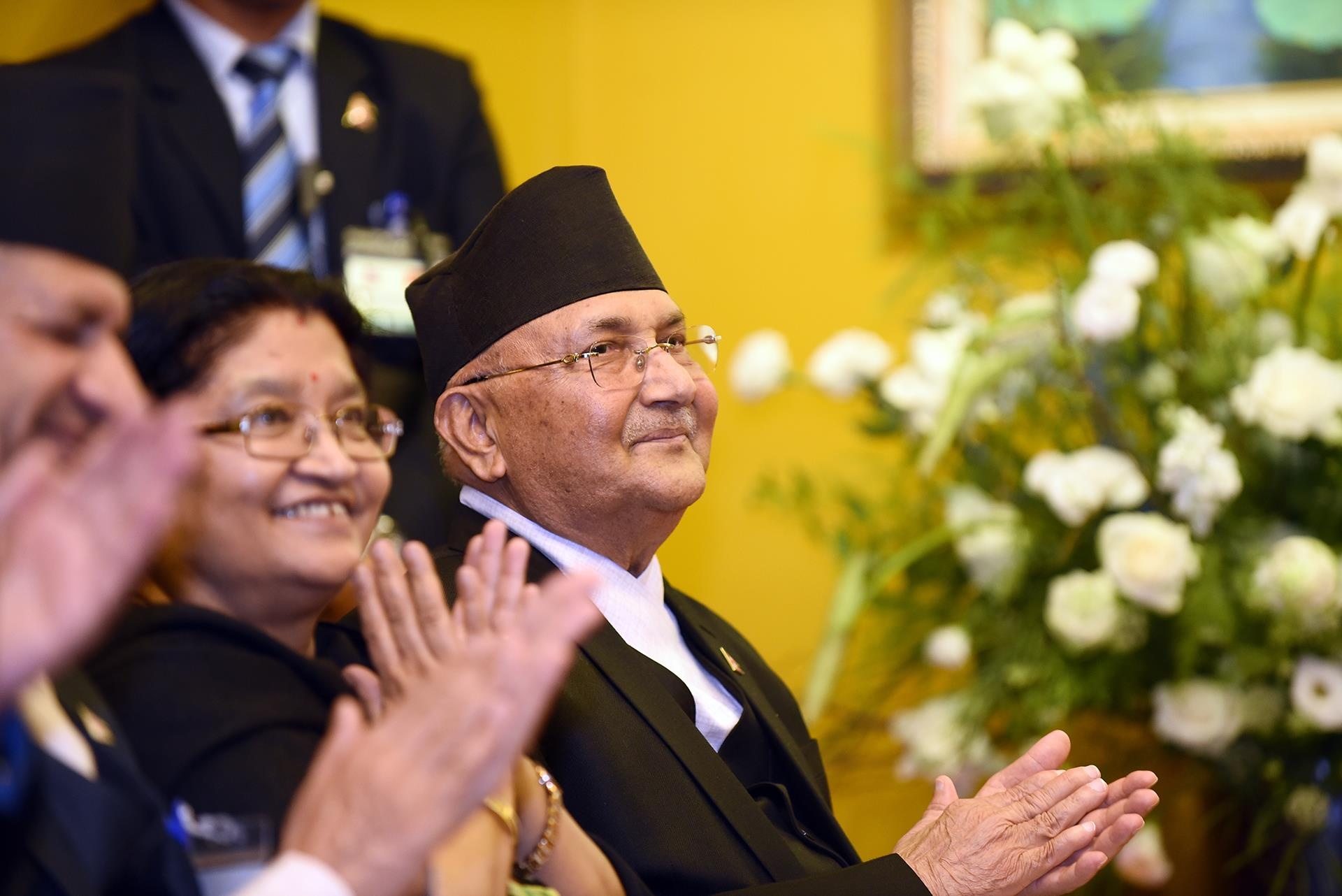 thu tuong nepal du le ra mat sach anh 3