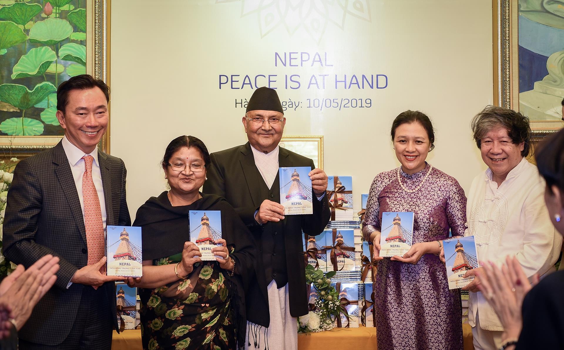 Thu tuong Nepal du le ra mat sach o Ha Noi hinh anh