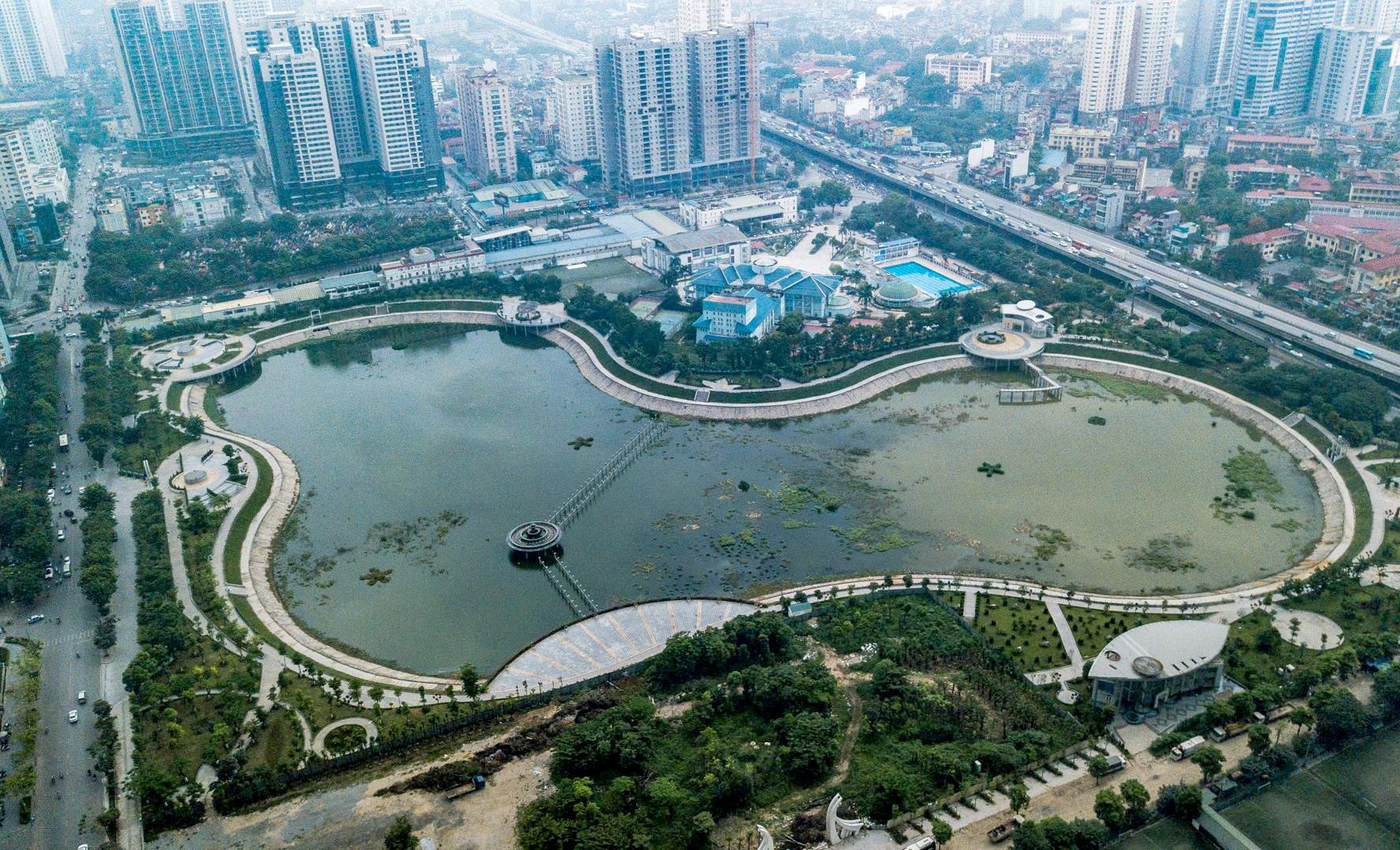 Ho dieu hoa tren khu dat vang cua thu do boc mui hoi tanh nong nac hinh anh