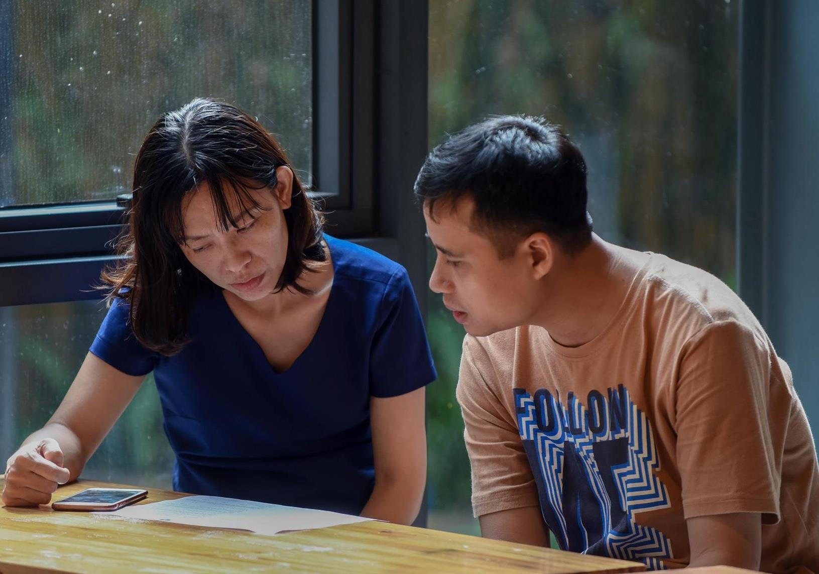 Phu huynh giai de cung hoc sinh trong ky thi vao lop 6 hinh anh