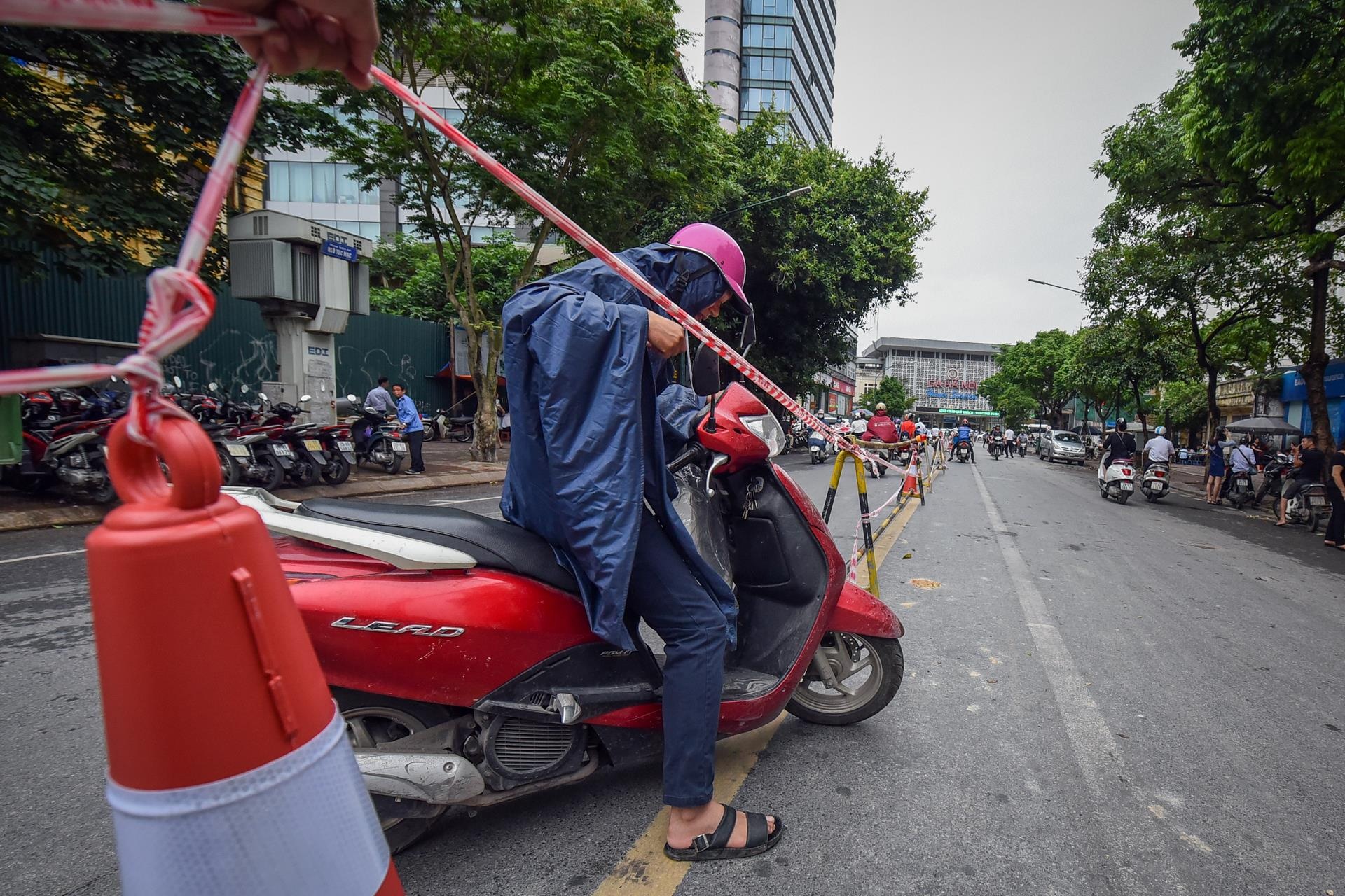 Chui rao di lam khi qua cong truong nha ga metro o trung tam Ha Noi hinh anh
