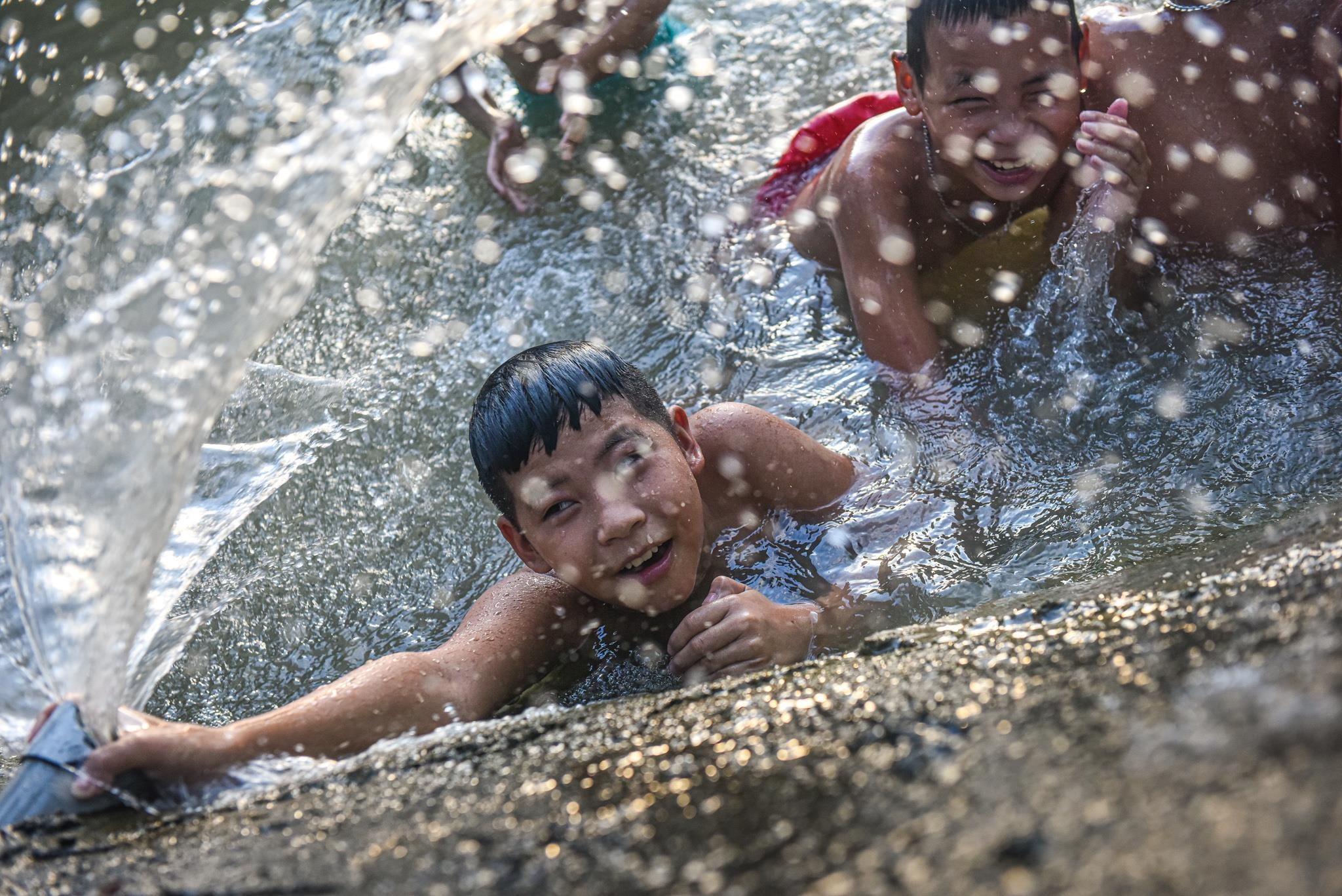 Giai nhiet o ho boi doc dao ngay nong hon 40 do C hinh anh