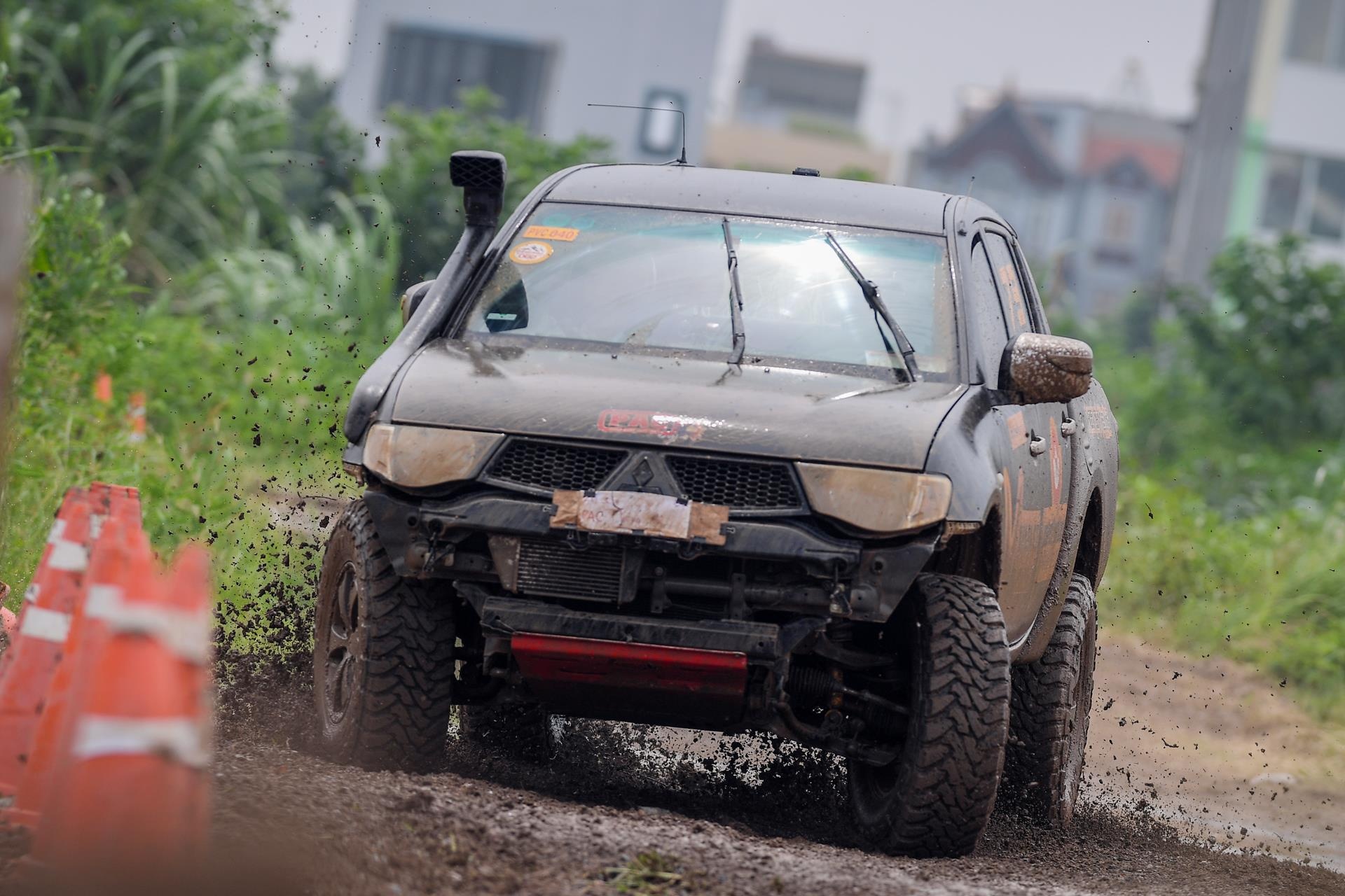 dua xe dia hinh kok anh 4