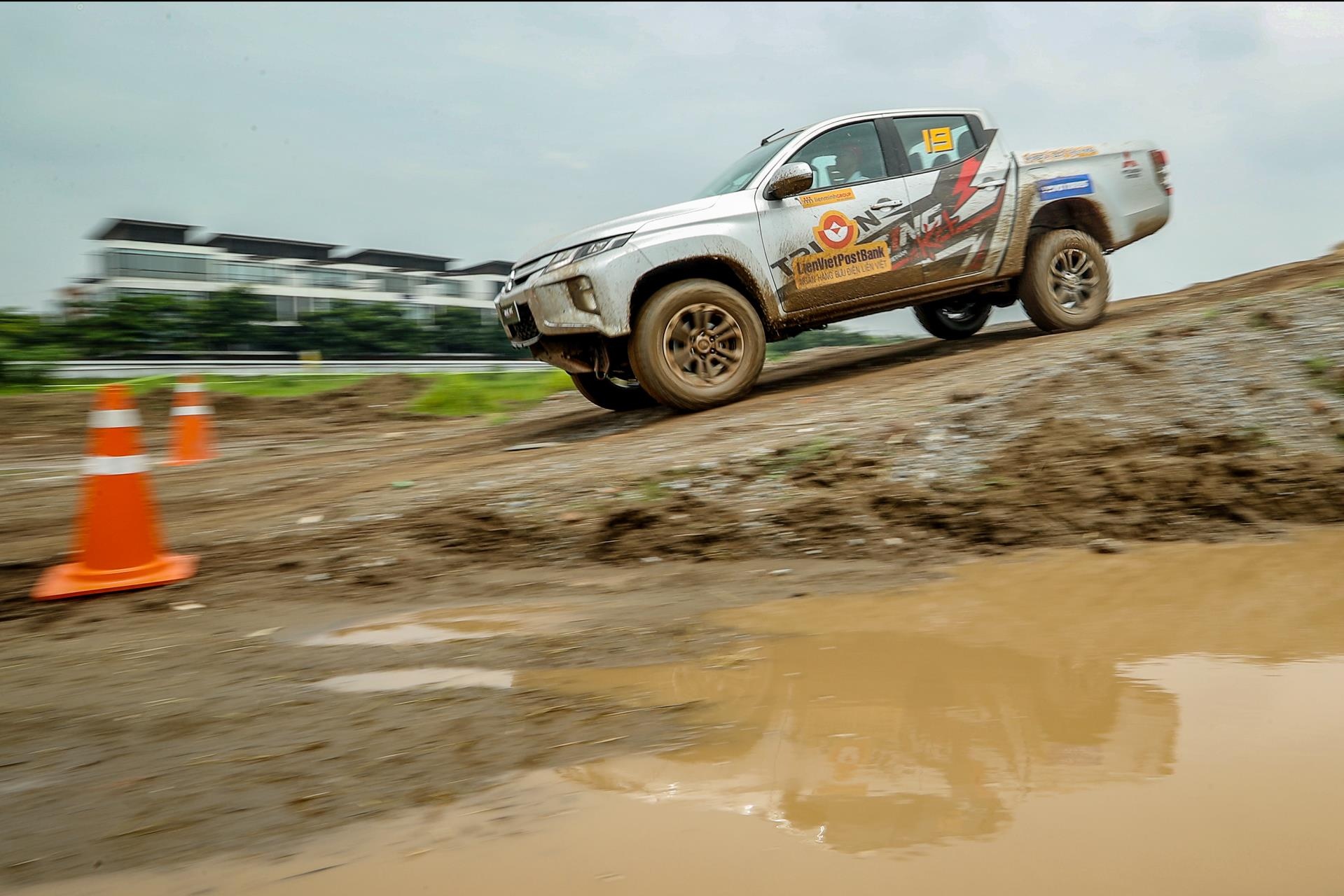 dua xe dia hinh kok anh 8