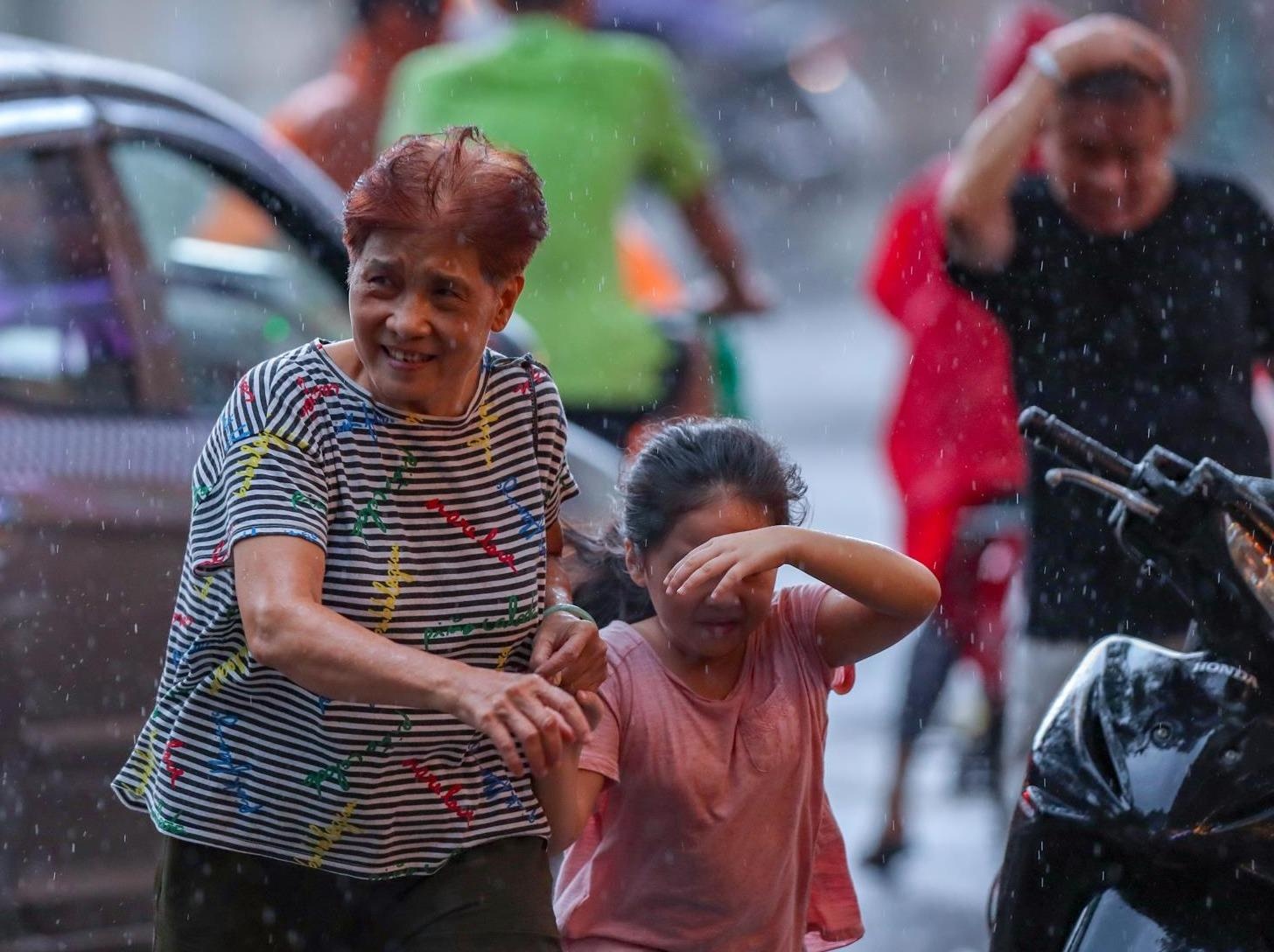 Mua lon kem gio giat, cay do truoc bao, nguoi Ha Noi hoi ha ve nha hinh anh