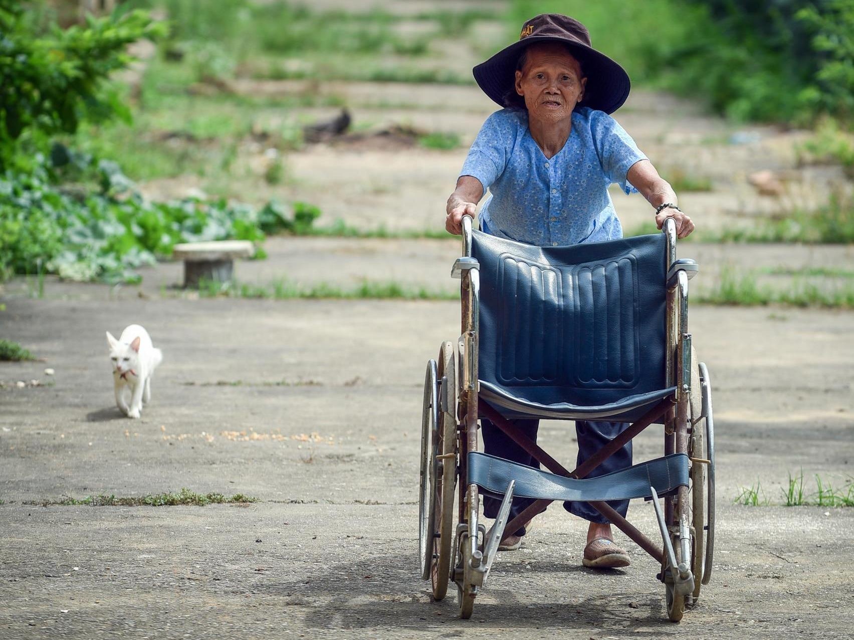 Ba phu nu cuoi cung o trai phong hoang tan hinh anh