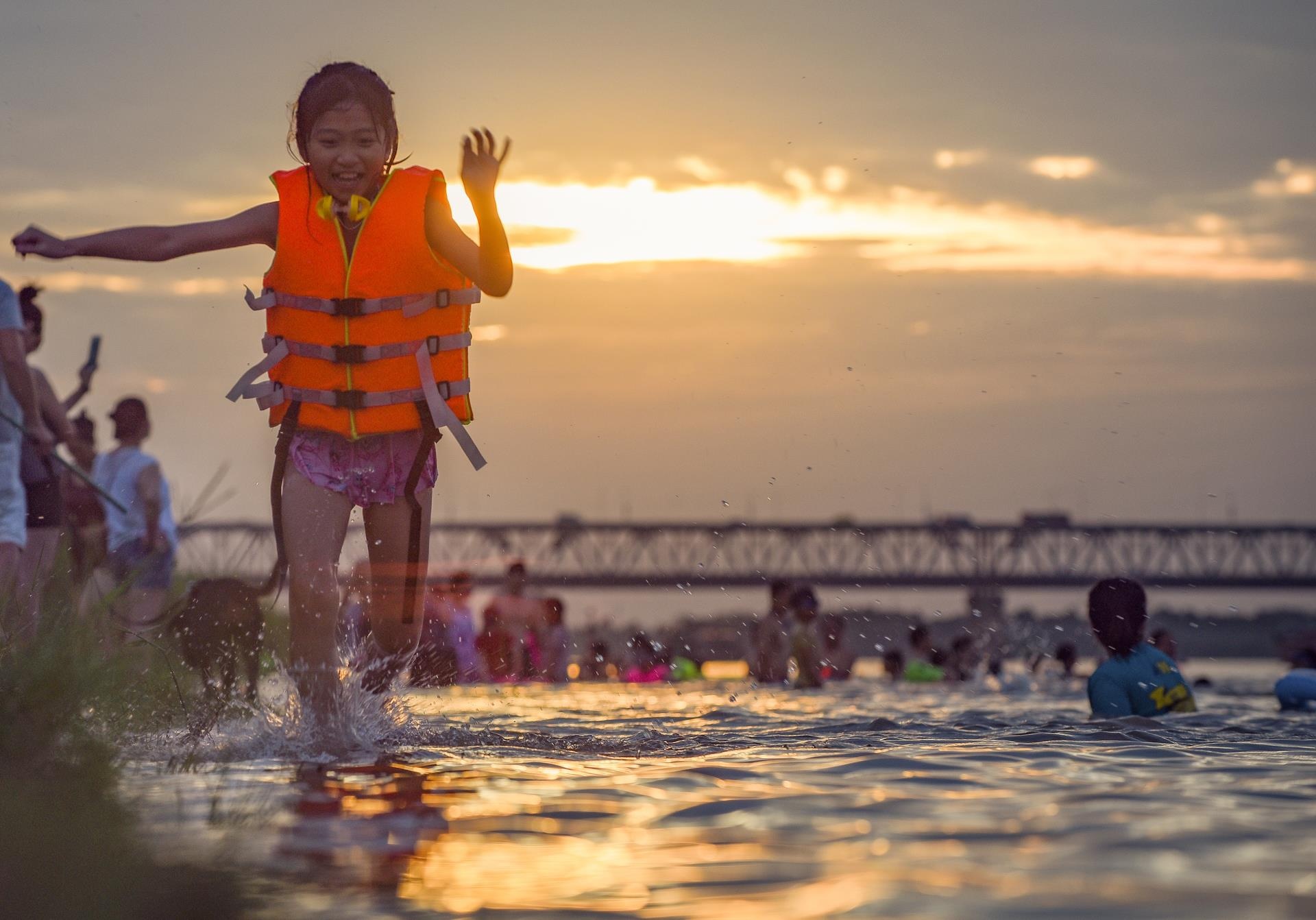 'Bai bien' tu phat gan chan cau Thang Long hinh anh