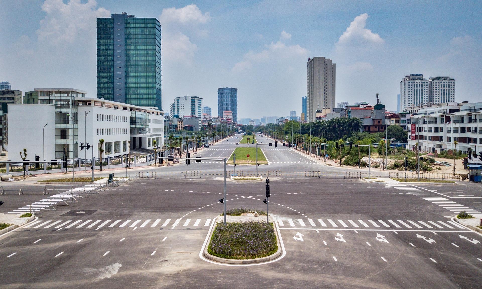 Toan canh tuyen duong 8 lan noi 3 quan sap thong xe o Ha Noi hinh anh