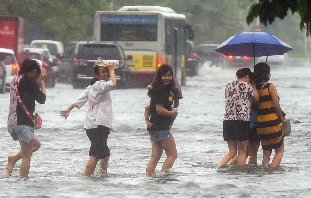 Loi nuoc bi bom o cua ngo thanh pho sau bao Wipha hinh anh