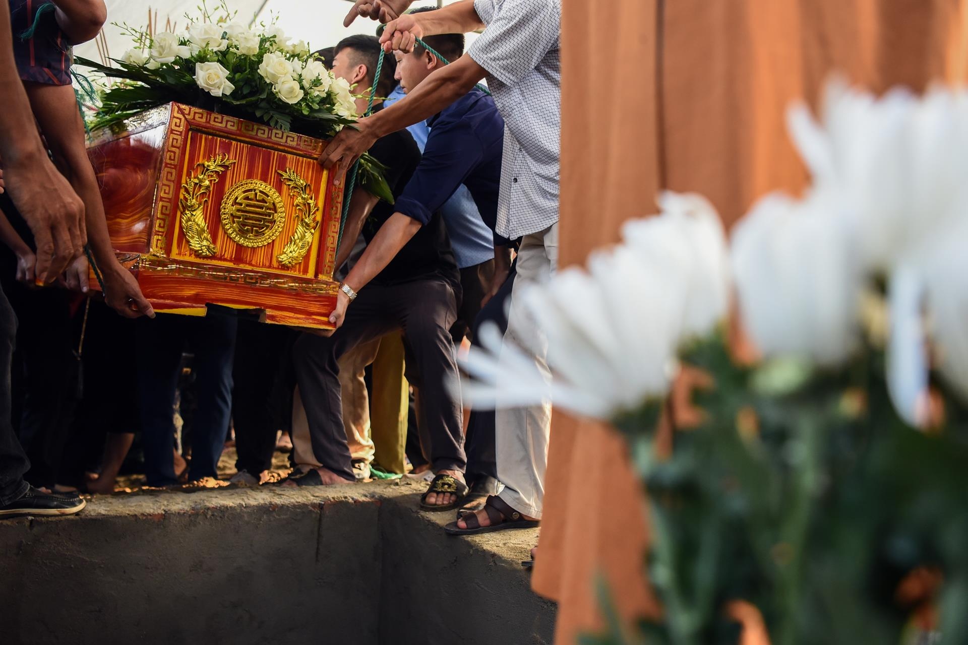 tang le be trai tu vong tren xe buyt anh 11