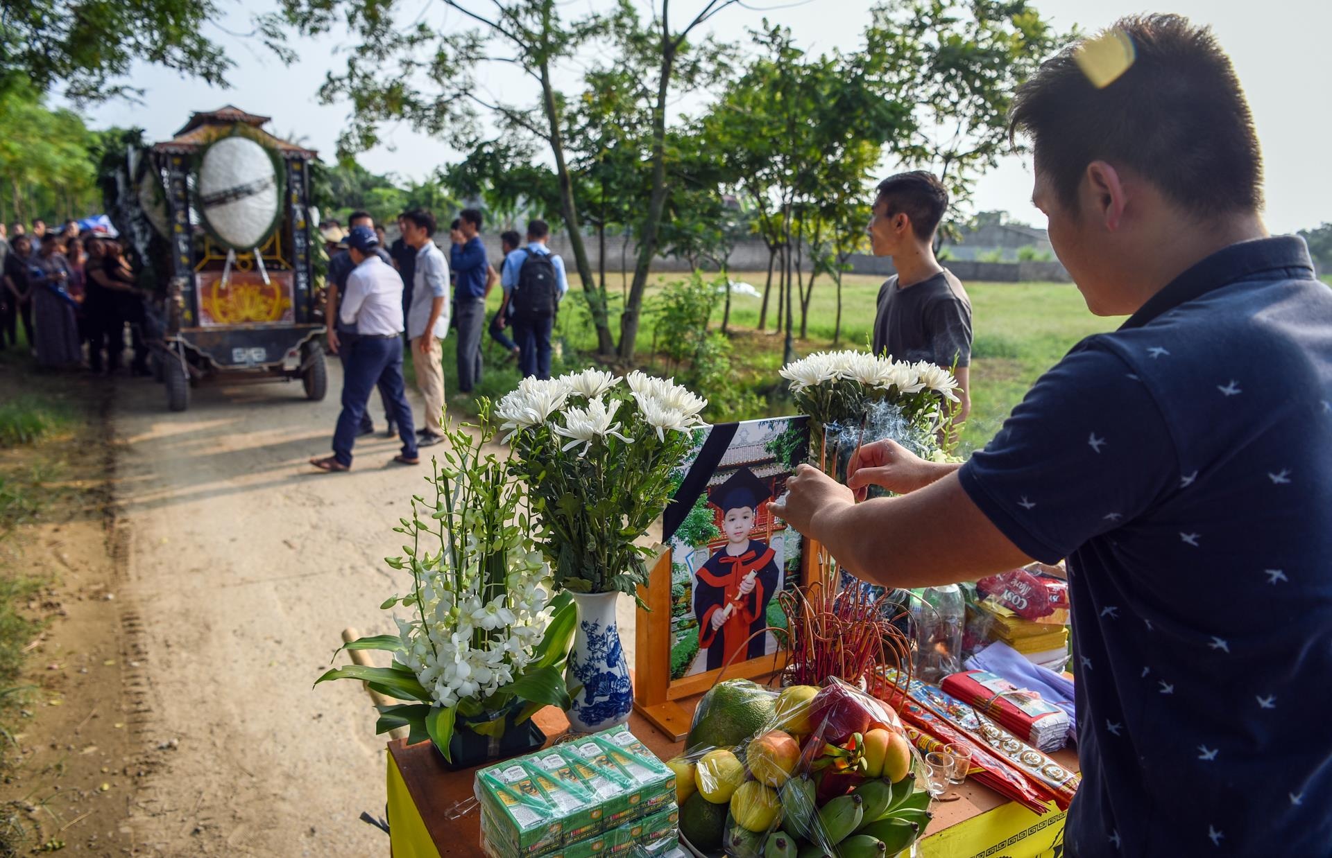tang le be trai tu vong tren xe buyt anh 1